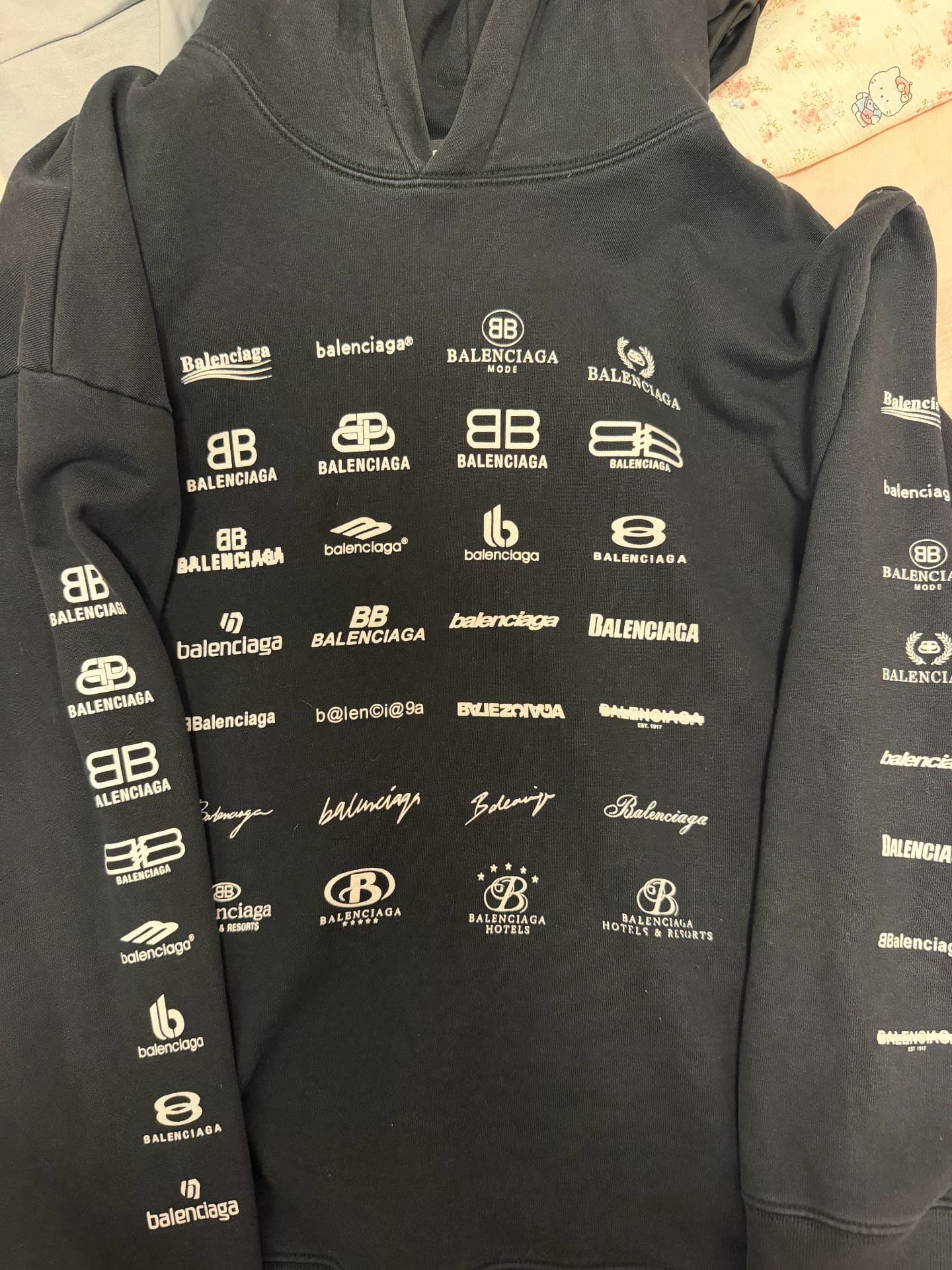Скорее выходи!Balenciaga Мужской черный свитер с капюшоном и несколькими логотипами Balenciaga