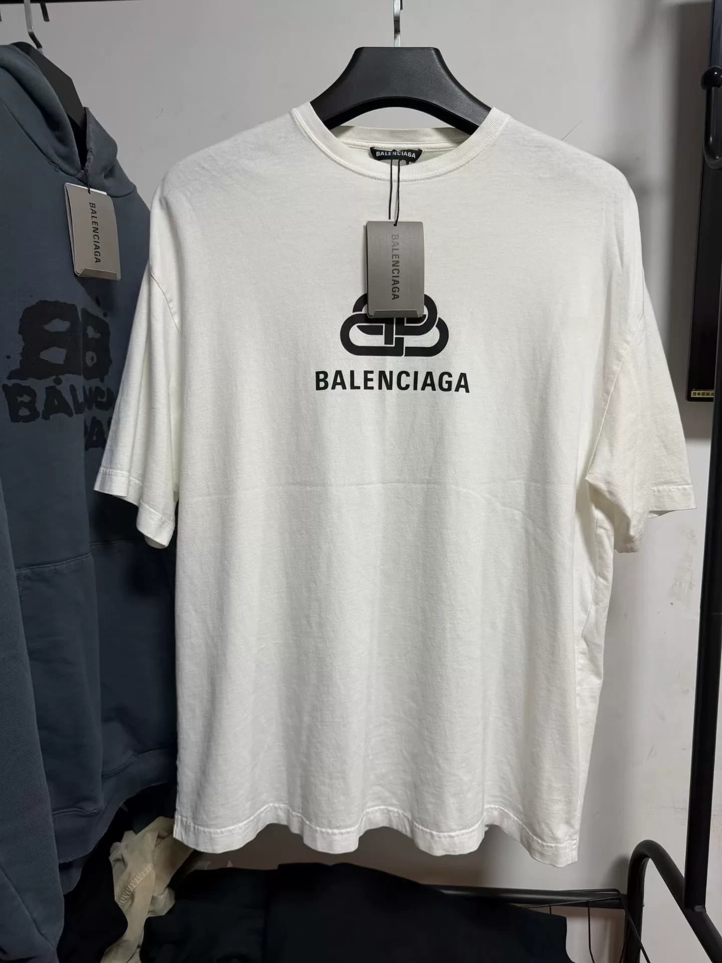 Платье Balenciaga с белым замком и короткими рукавами, размер m, новое, по той же бирке, длина 77, обхват груди 120