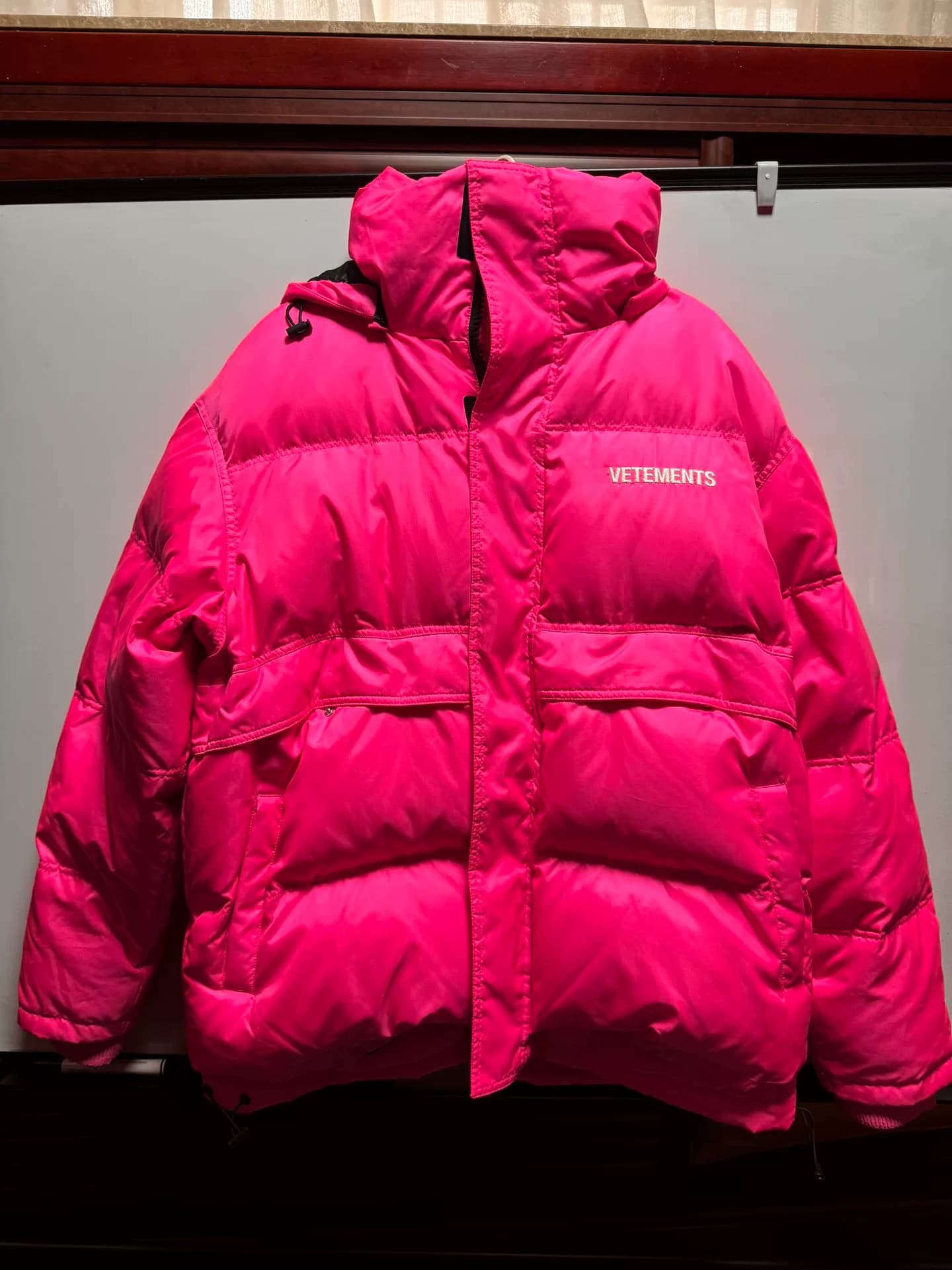 Женский пуховик из белого гусиного пуха Witt Meng vetements, который Ян Ми купила в том же стиле в