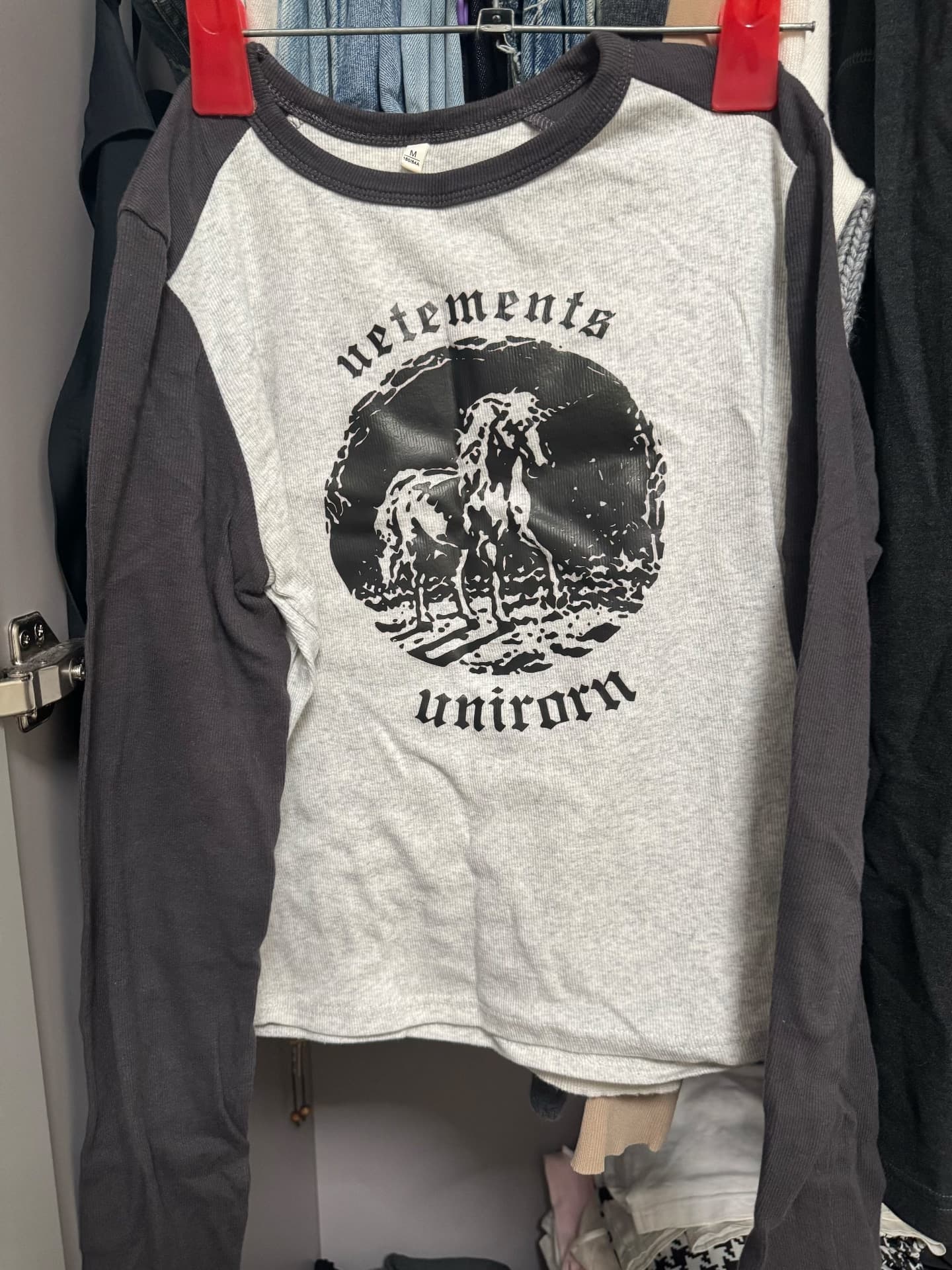 футболка с длинными рукавами и принтом единорога vetements, размер M, серая отстрочка, раздельный вырез на груди