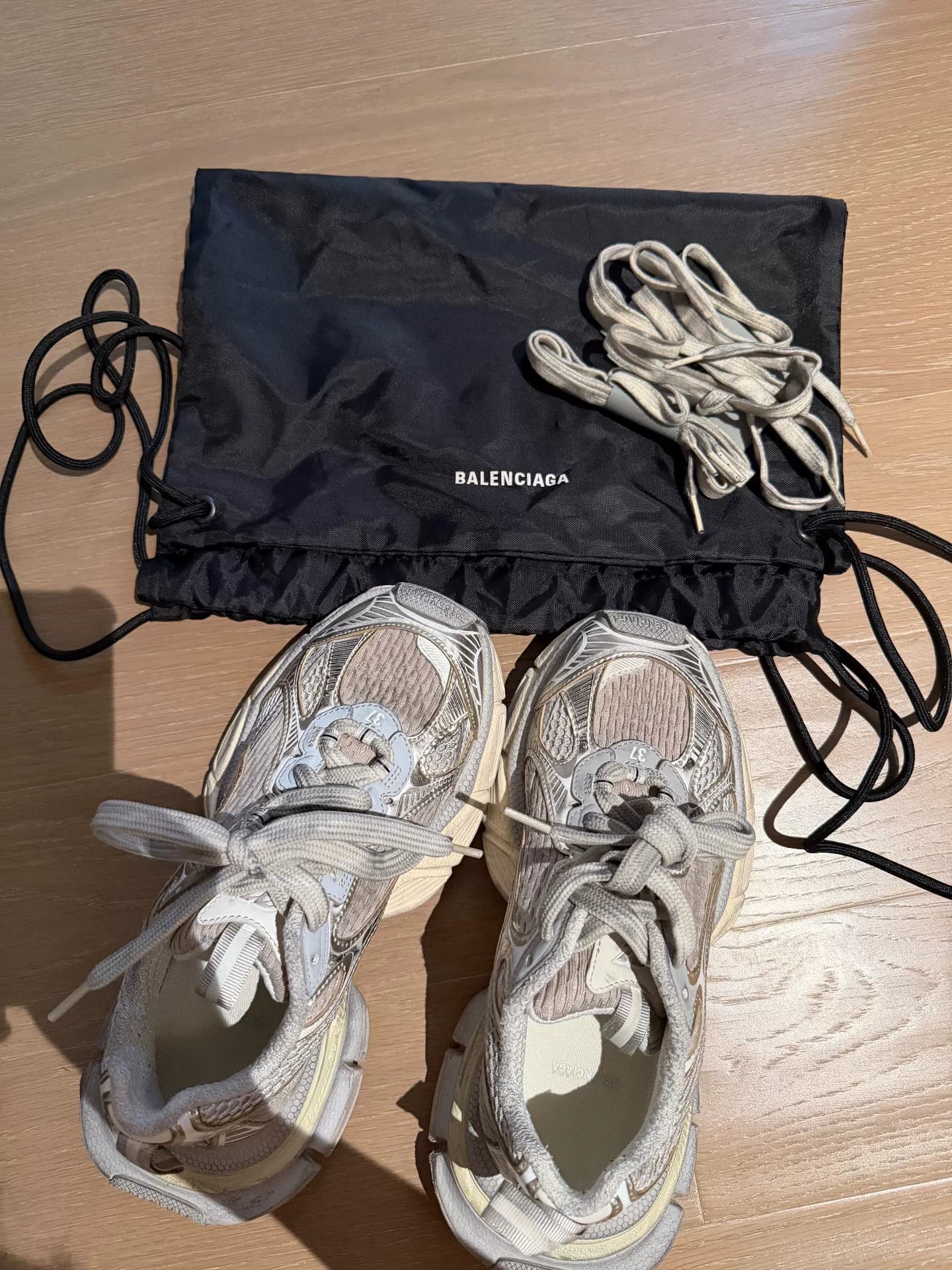 Коробка с покупками Balenciaga 3Xl daddy shoes Paris исчезла, остался только мешок для пыли 37-го размера