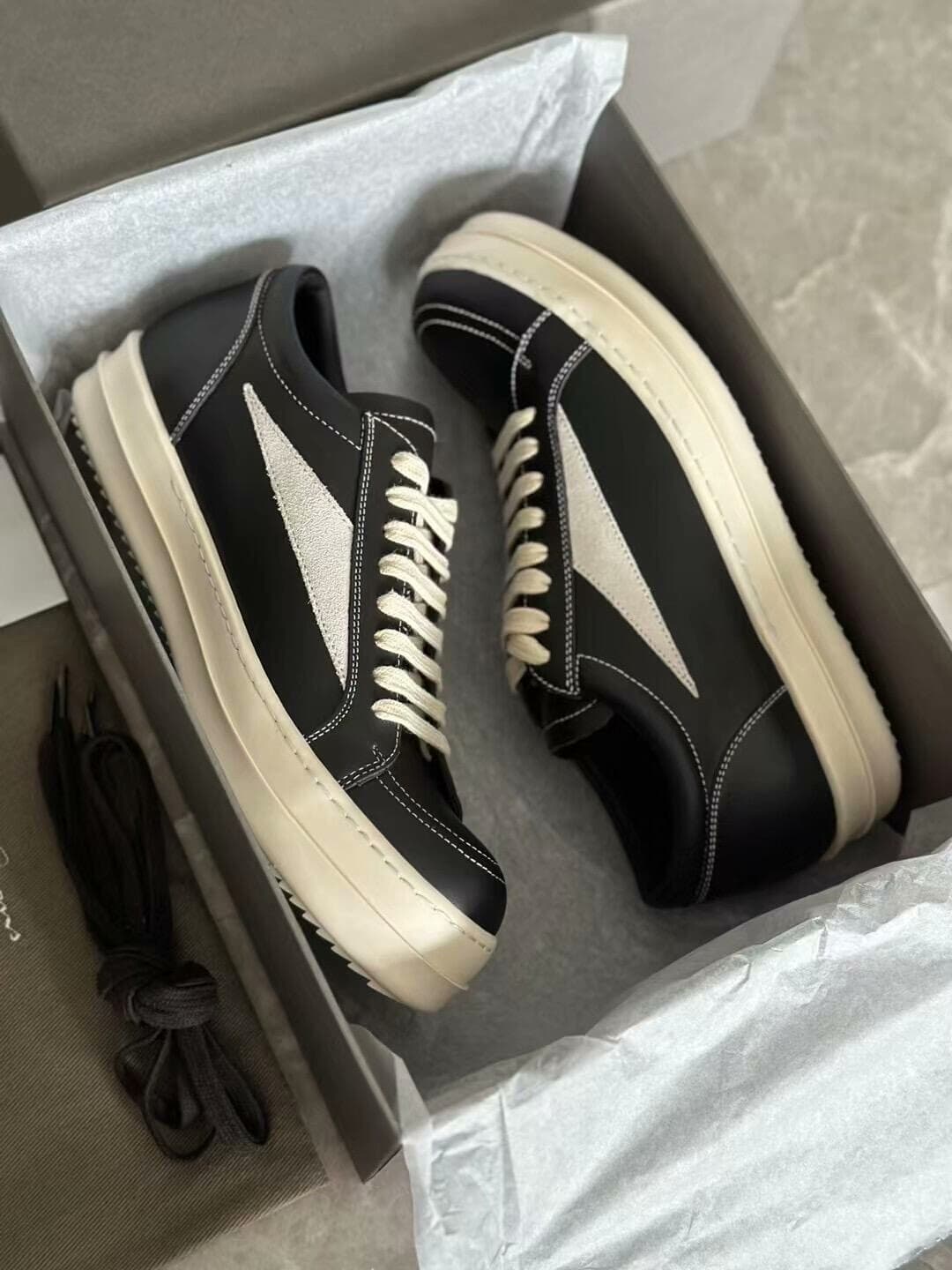 Модель Fidelity RICK OWEN RICK OWEN/RO черного цвета с глубоким вырезом в тон универсальной модели