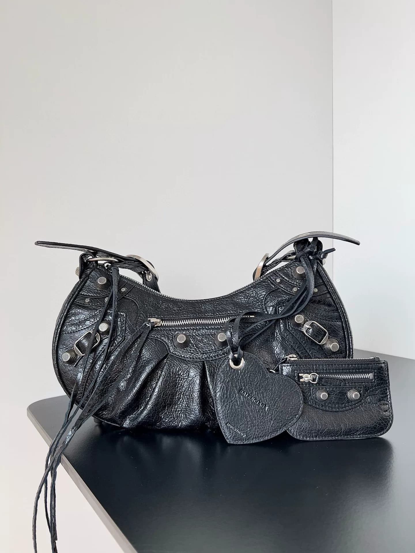 Закрытая сумочка Balenciaga Le Cagole