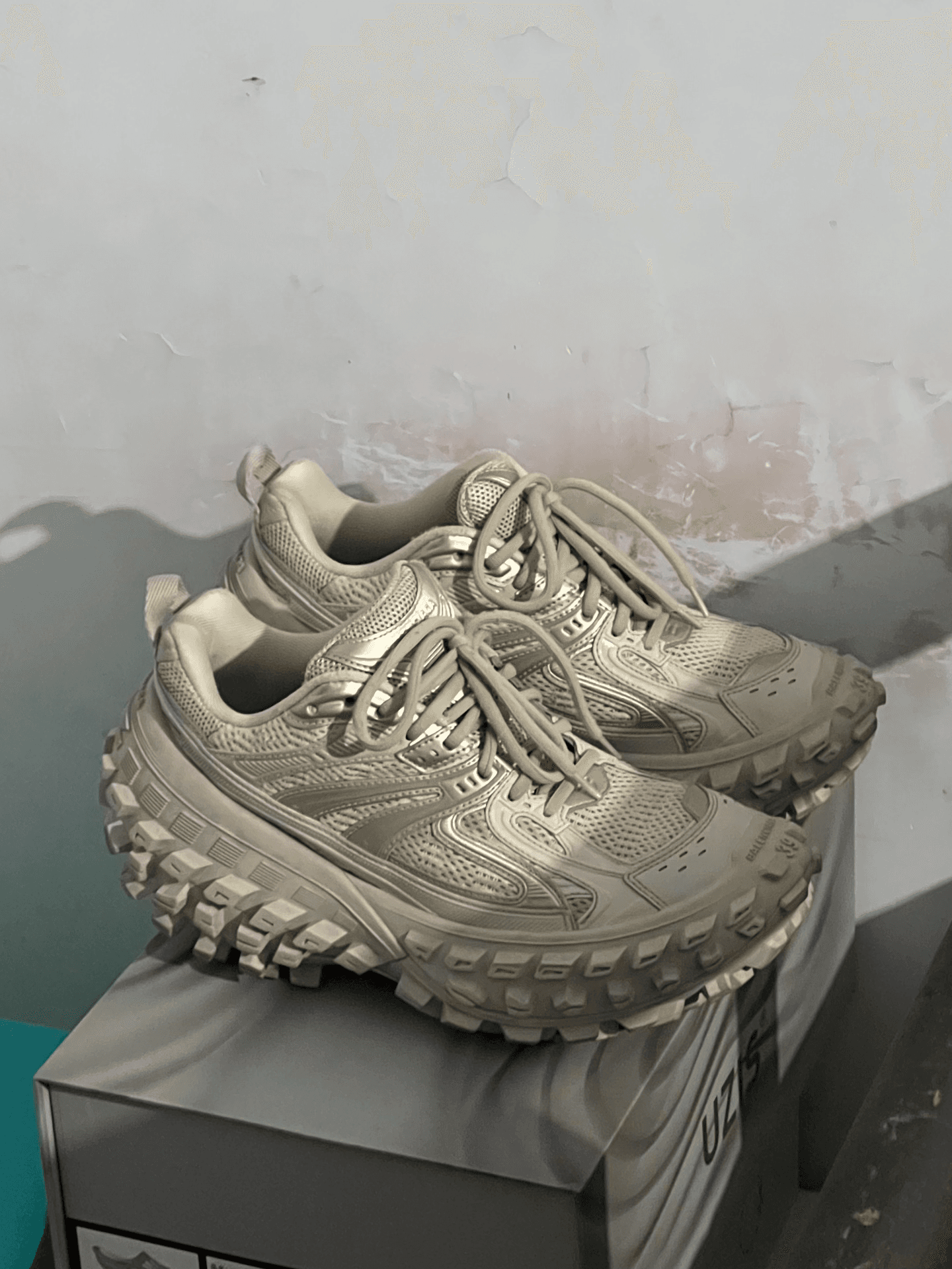 Кроссовки Balenciaga tire shoes 39-го размера на один размер больше, чем обычная спортивная обувь, которую можно купить для личной носки