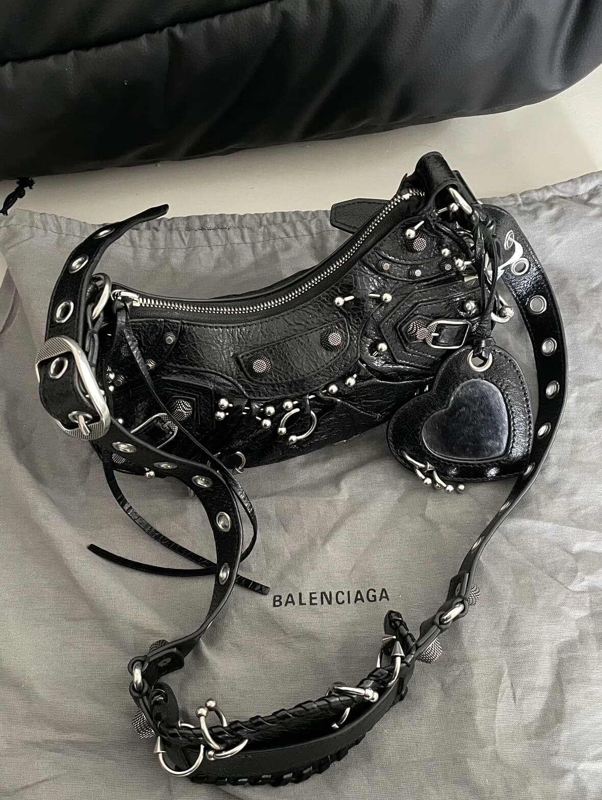 Совершенно новый аутентичный полумесяц Balenciaga Balenciaga с черными и серебряными заклепками