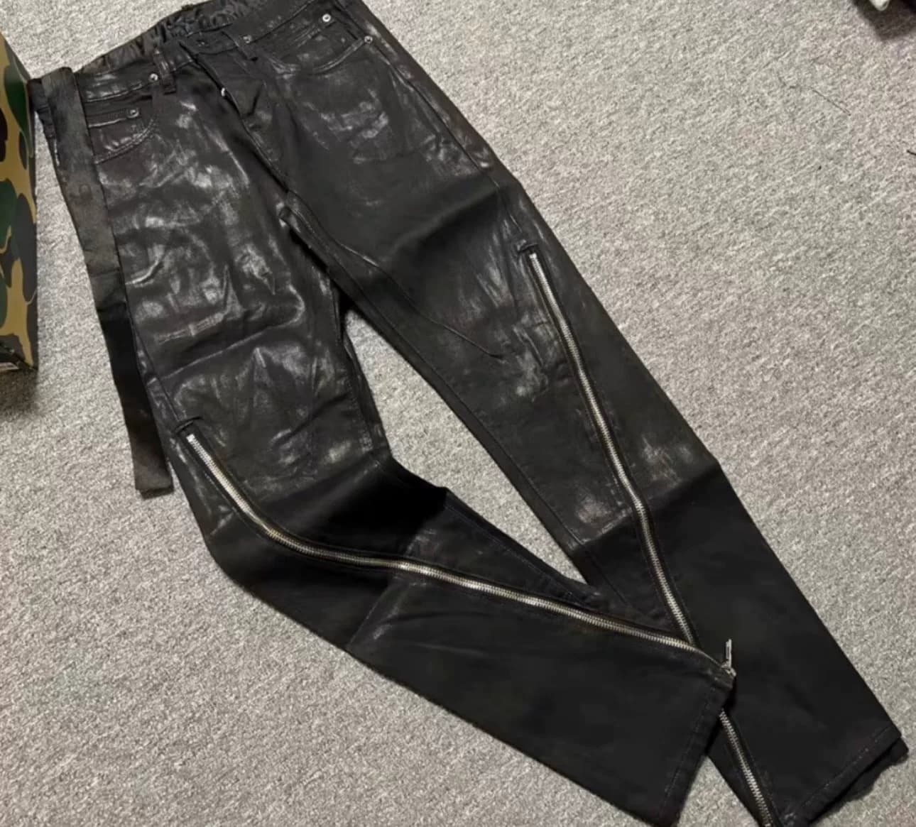 Джинсы Rick Owens с двухслойной боковой молнией, покрытой воском