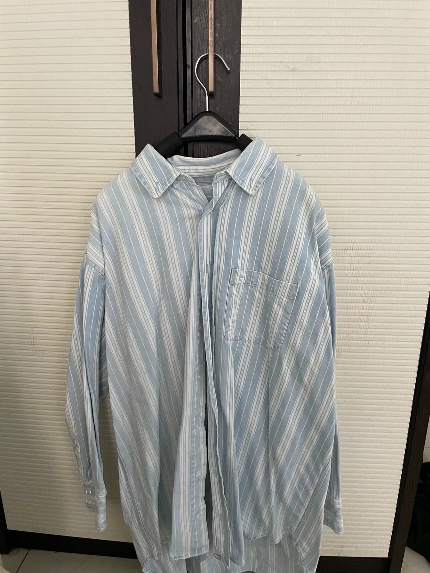 Джинсовая куртка-рубашка Balenciaga, от 90 до 160 см, в синюю и белую полоску с желтым рисунком на спине