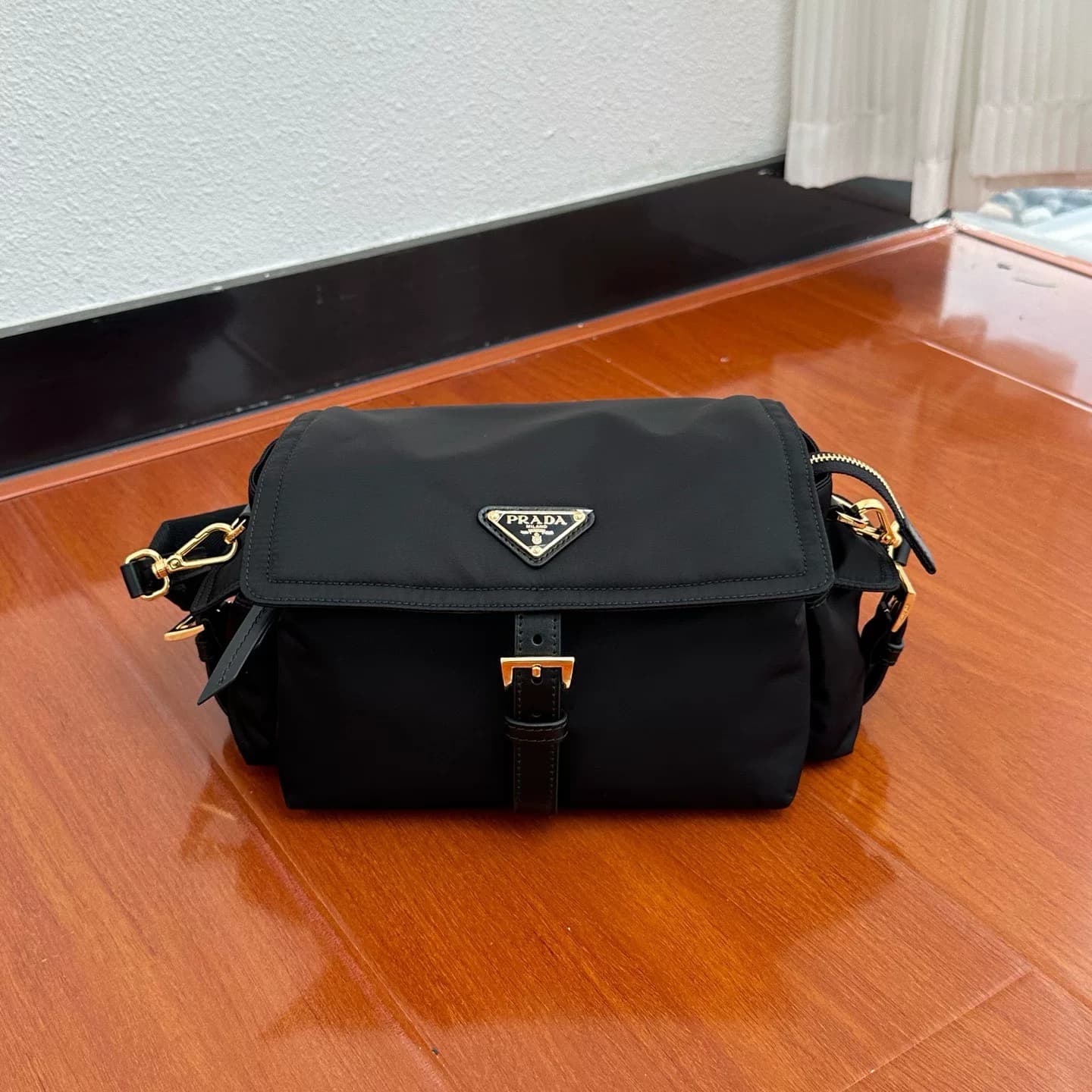 Нейлоновая сумка-мессенджер Prada Explore Сумка среднего размера
