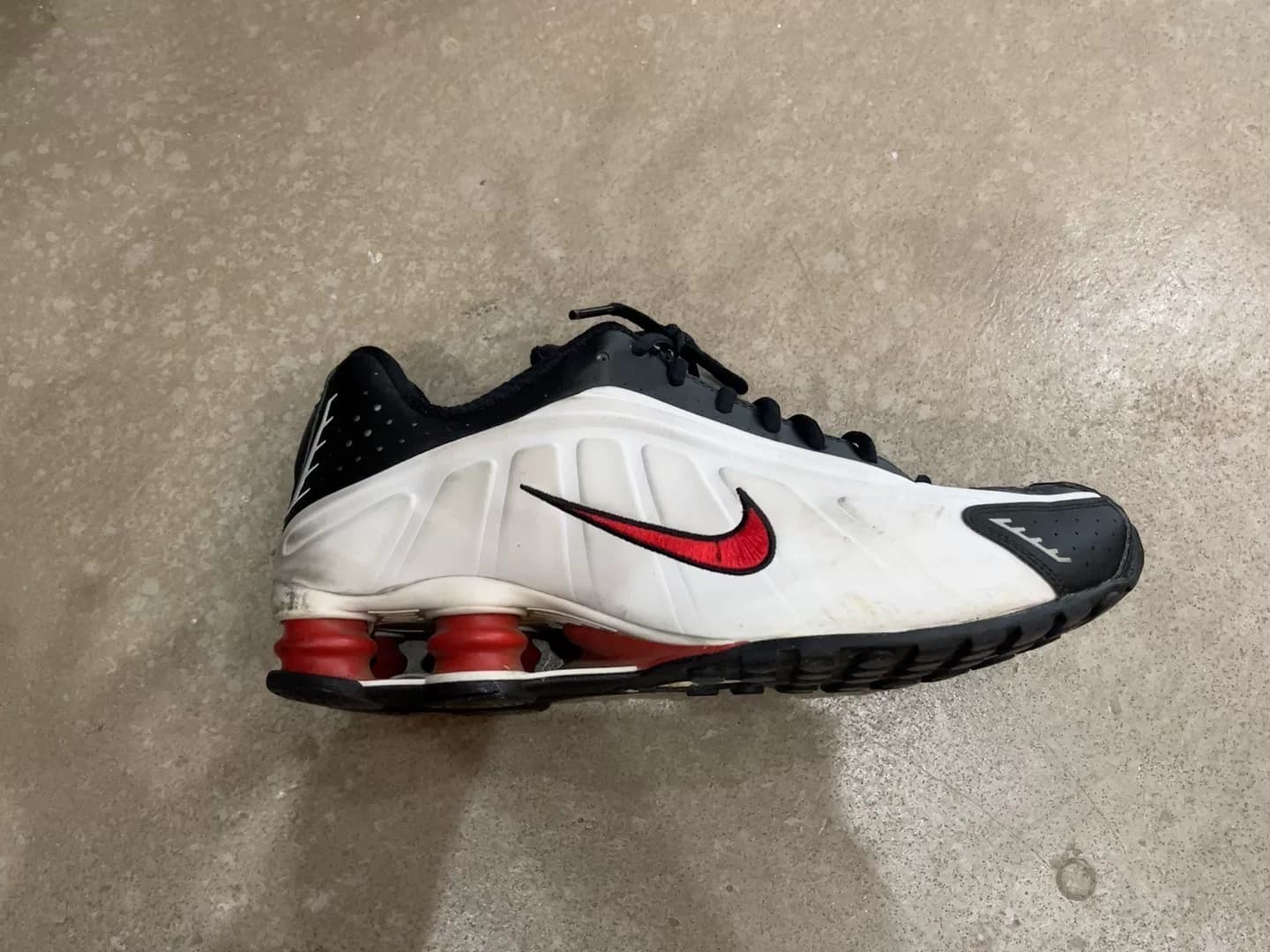 Кроссовки Nike Shox R4, которые уже вышли из печати, сочетаются по цвету