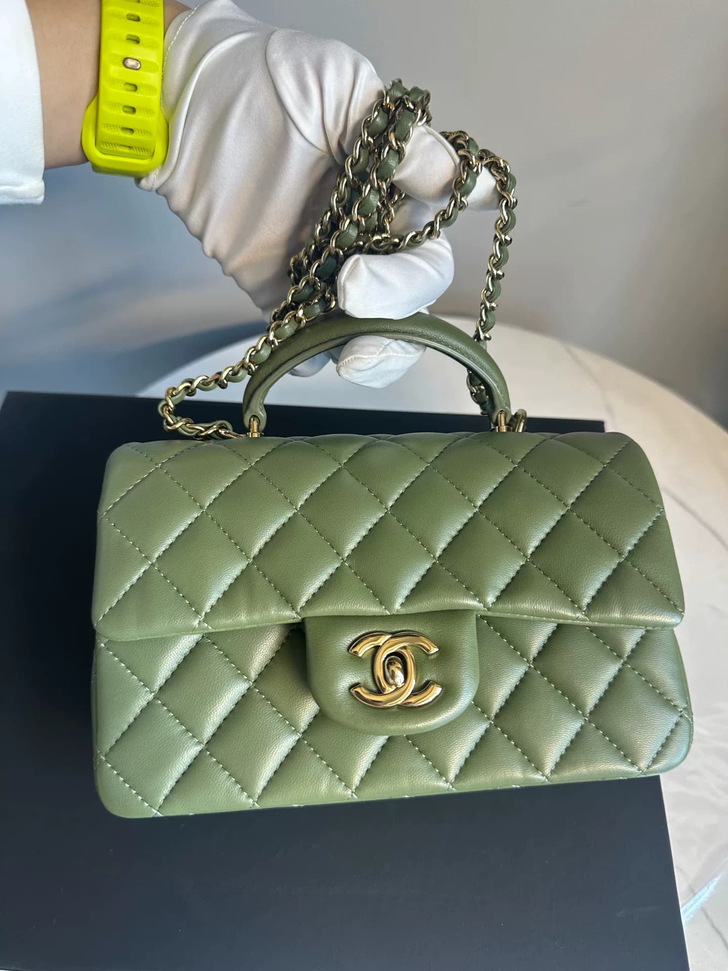 Сумка Chanel 25a с зеленой ручкой mini cf, проверена в конце 25-го года