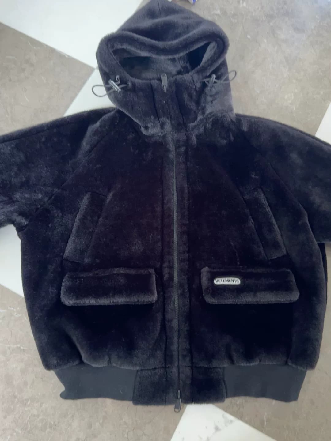 Кобрендинговая куртка VTMT из черного овечьего флиса с капюшоном от VETEMENTS, очень теплый дизайн