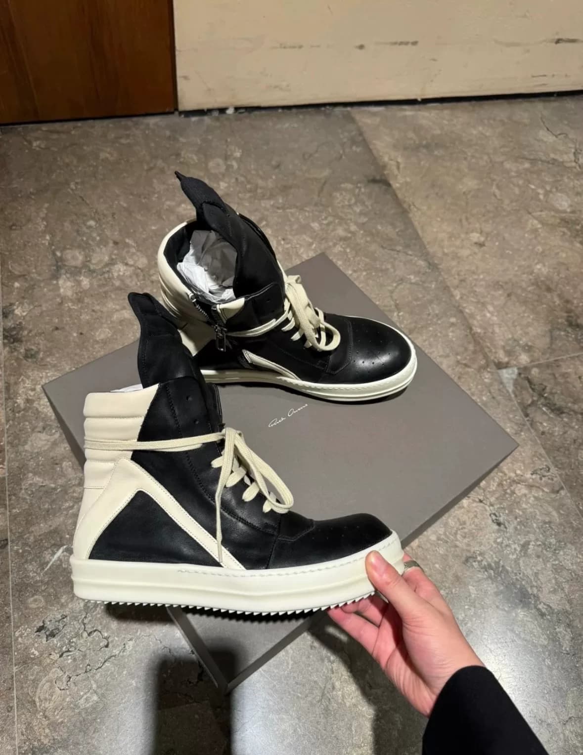 Высокие туфли на тонкой подошве от Rick Owens из черной воловьей кожи с рисунком перевернутого треугольника
