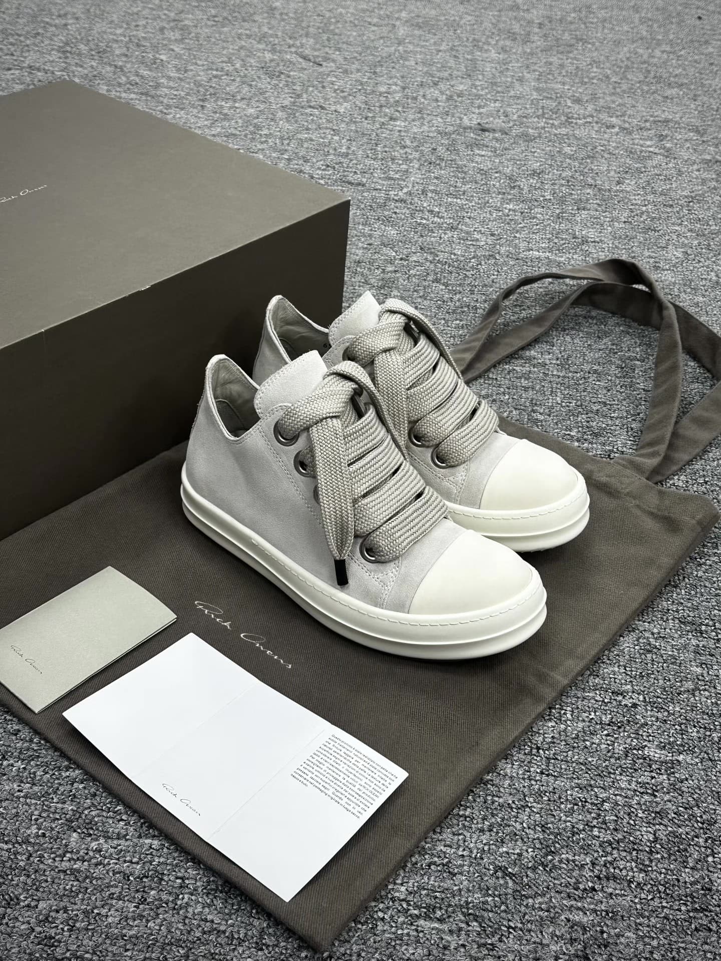 Толстые шнурки из серой и белой замши, большие кроссовки Converse, лучшего уровня в мире!