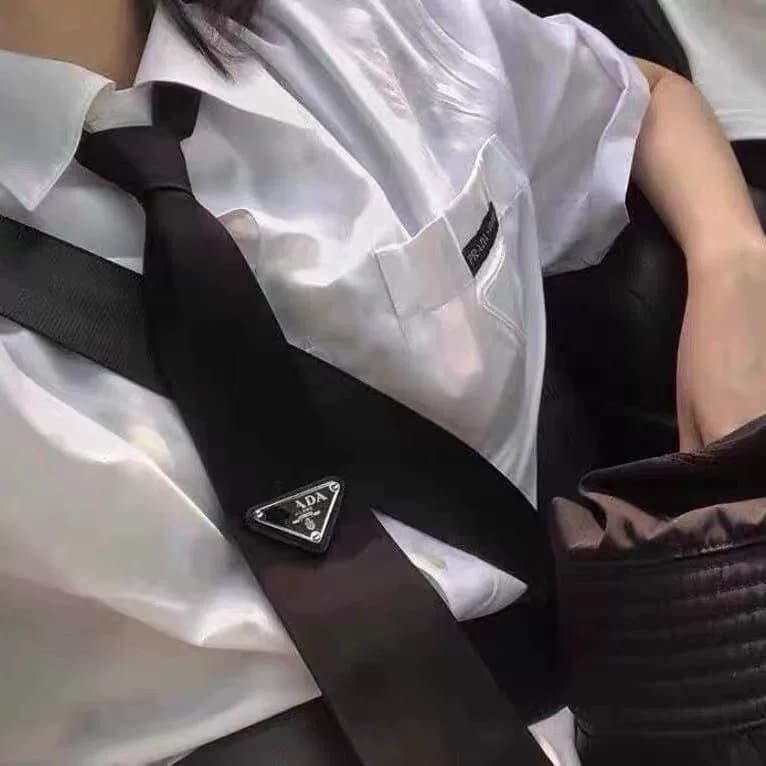 Галстук-бабочка Prada, черный, абсолютно новый, с коробкой, шириной 8 см и длиной 140 см,