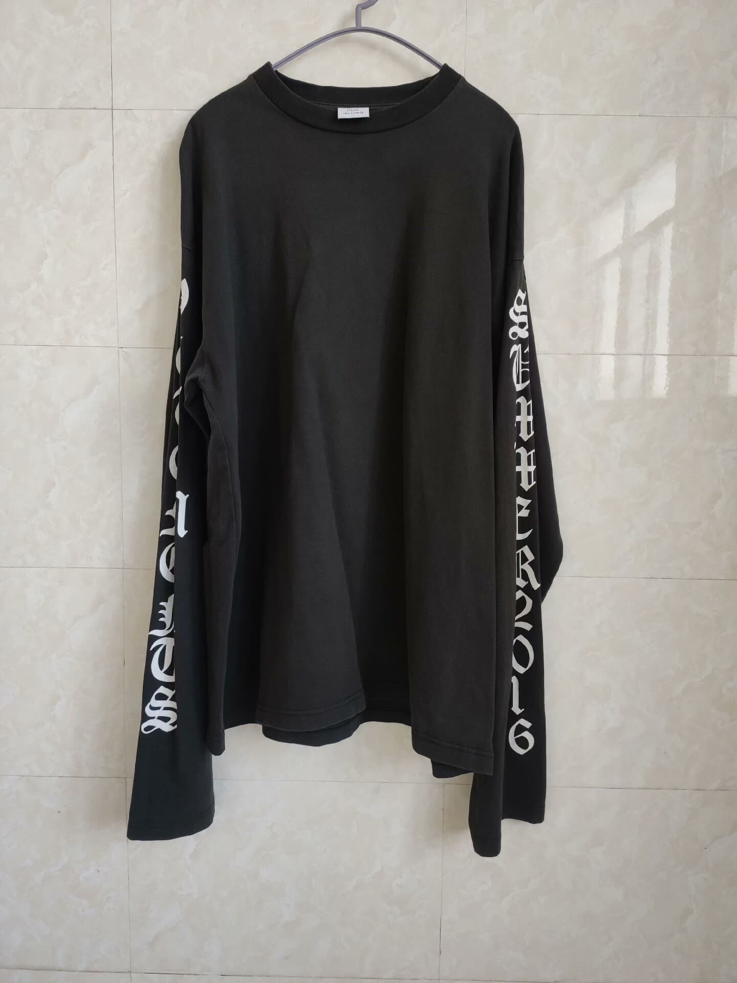 Оригинальная футболка VETEMENTS Sanskrit с длинными рукавами, размер M