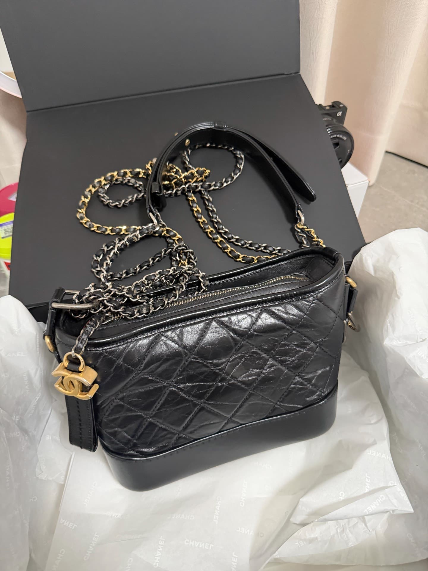 Из коллекции Chanel stray 30 в черном и золотом цветах, сочетающихся с классическим рисунком в виде ромба