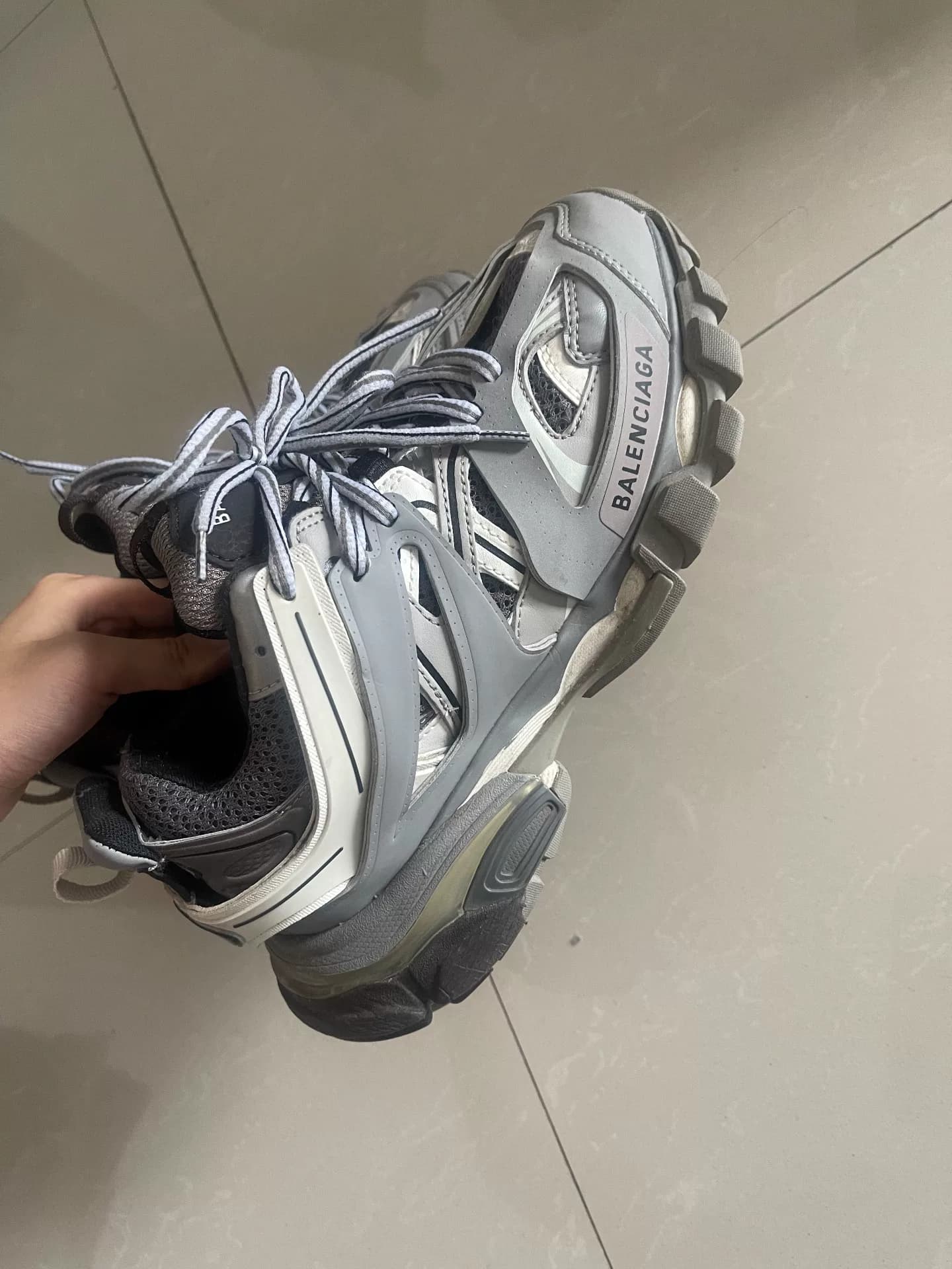 Кроссовки Balenciaga Track grey daddy - это высококлассный стиль, сочетание серого и серебристого цветов очень узнаваемо.задний