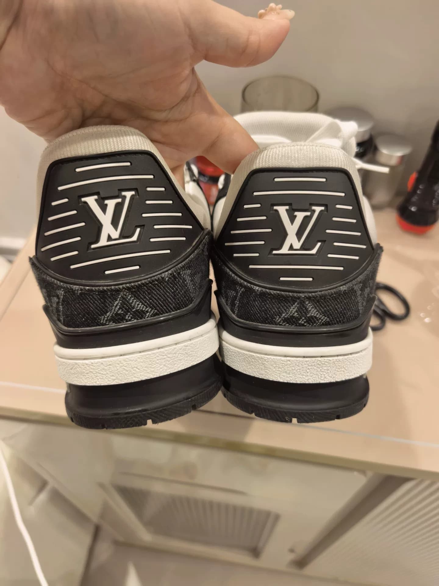 Черная модель LV Trainer, размер 41, 10 000 юаней на Taobao, 23 декабря.