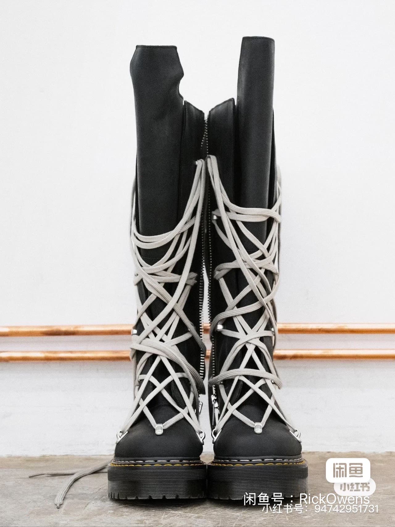 Высокие сапоги Rick Owens на толстой подошве из эпоксидной смолы с ремешком из воловьей кожи черного цвета, размер 39