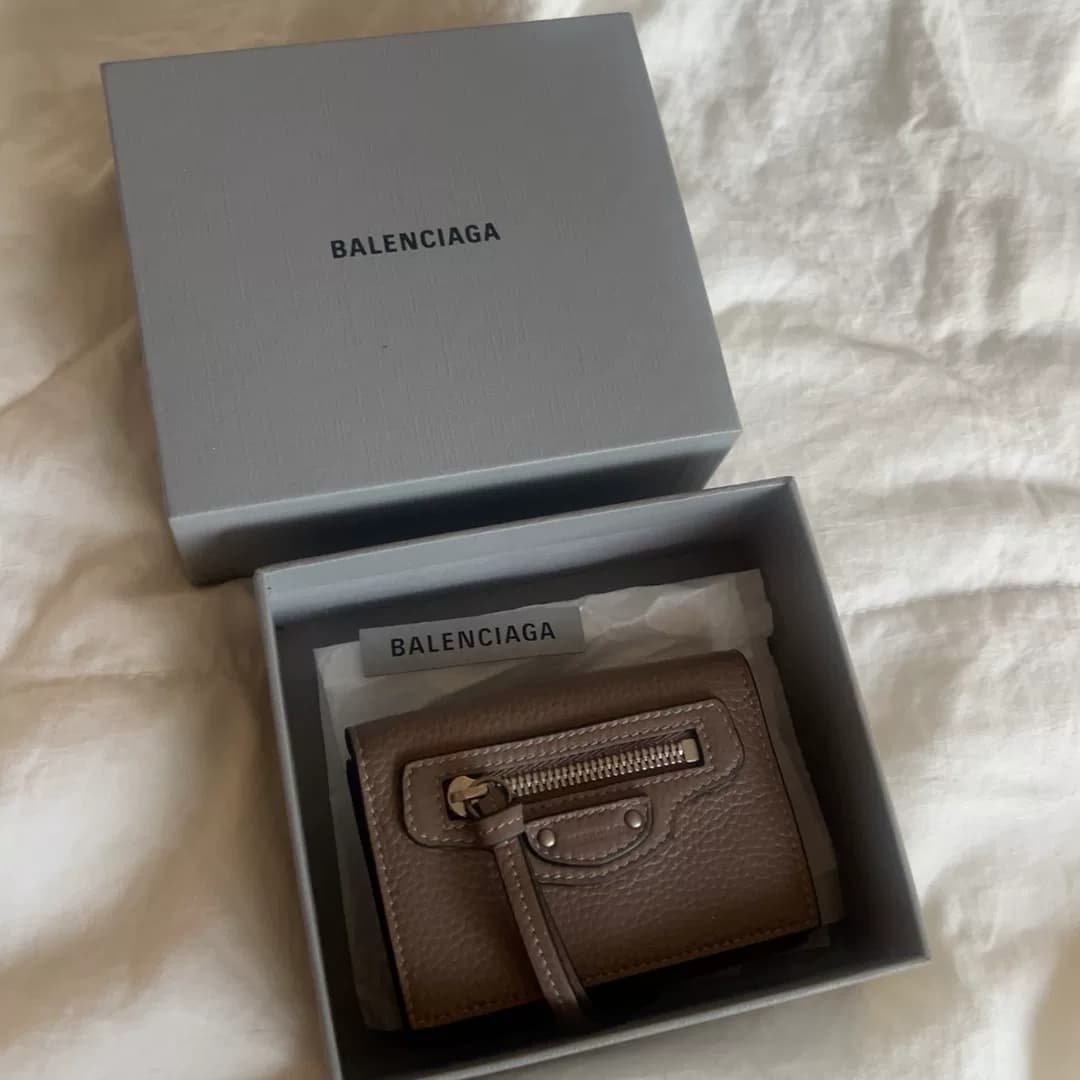 Новый бренд Balenciaga в неоклассическом укороченном стиле