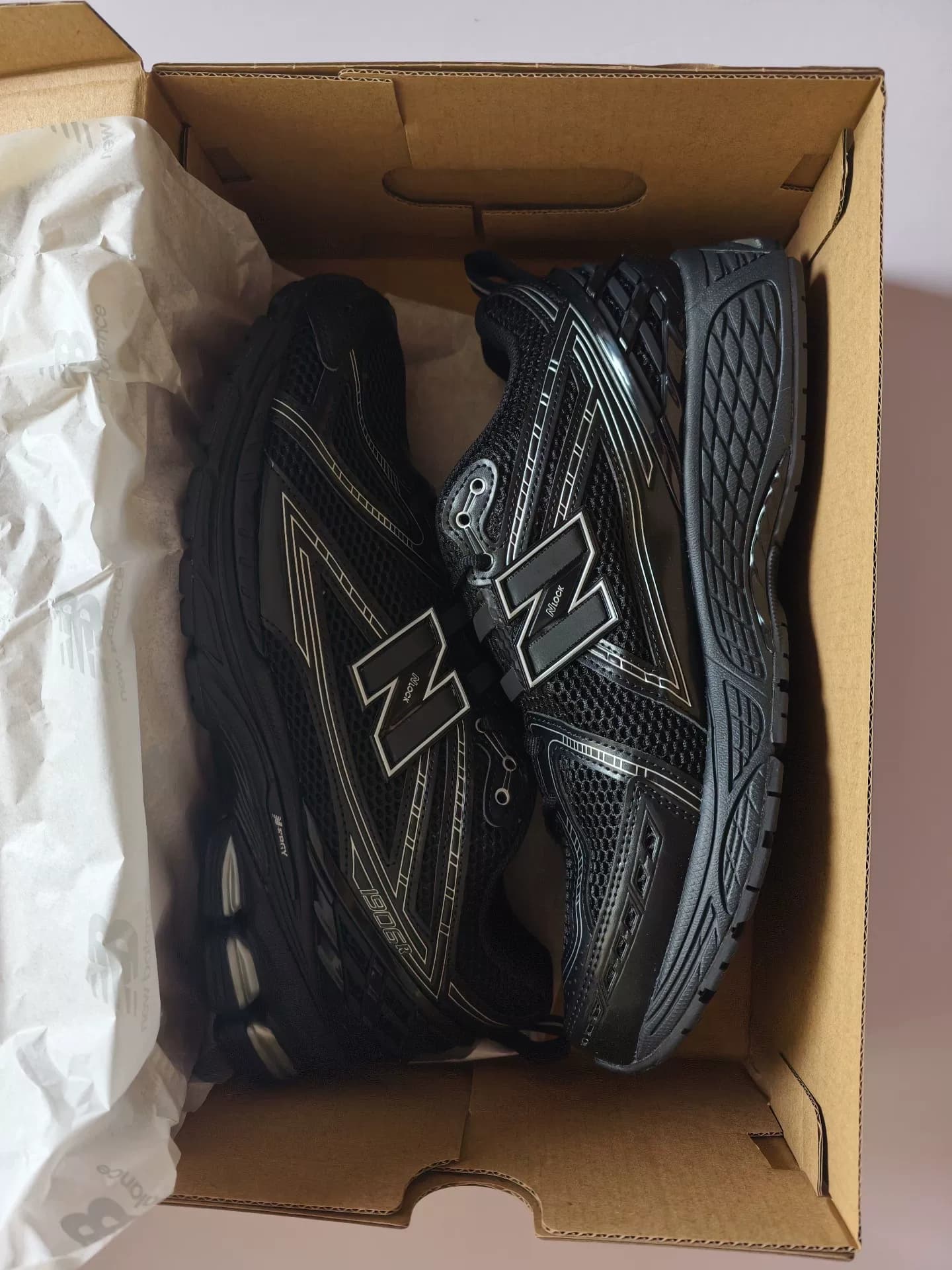 Модные, удобные и дышащие кроссовки New Balance NB 1906R
