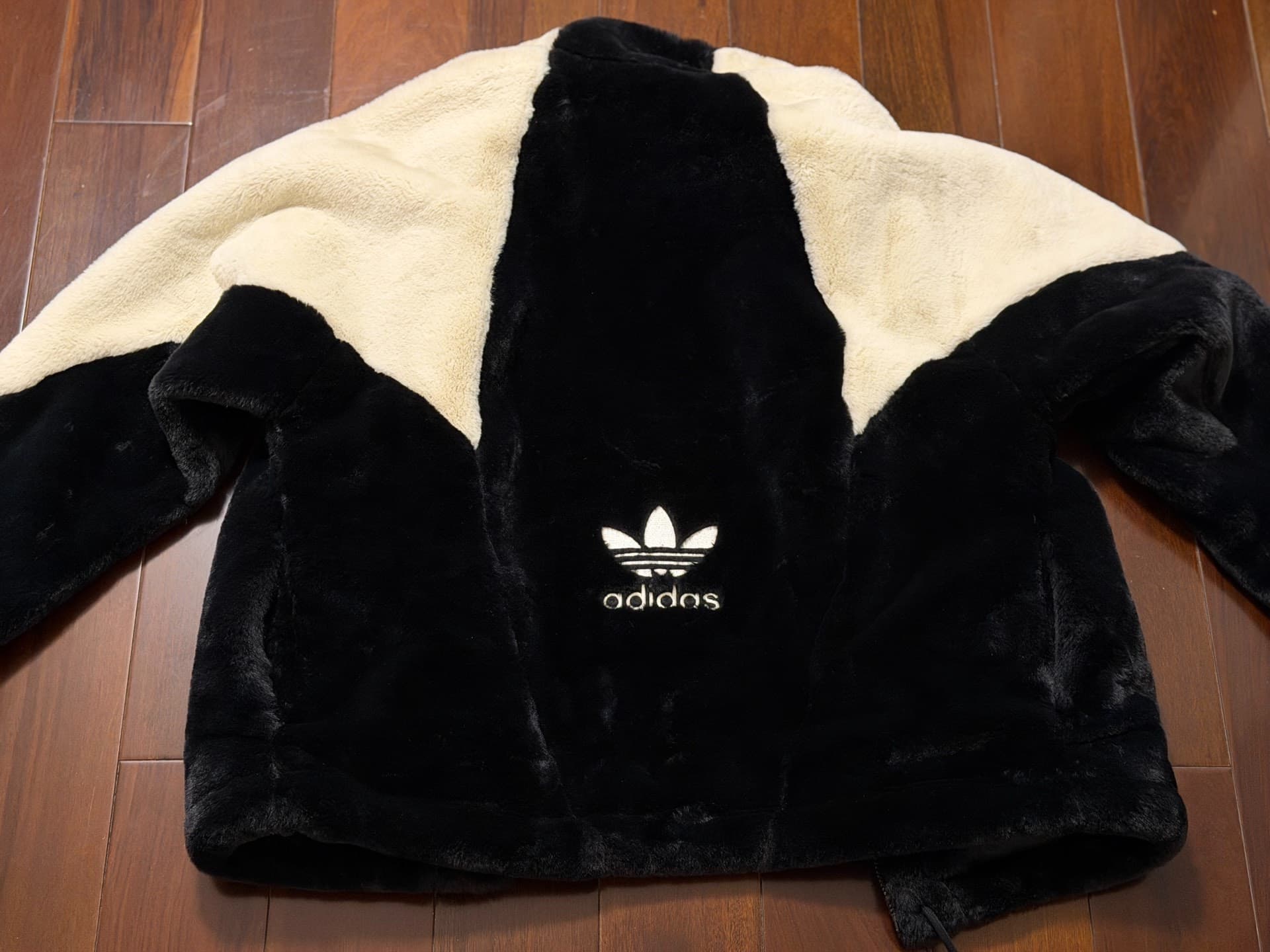 Плюшевая куртка Adidas clover HF0701 размера L, купленная в 24 года