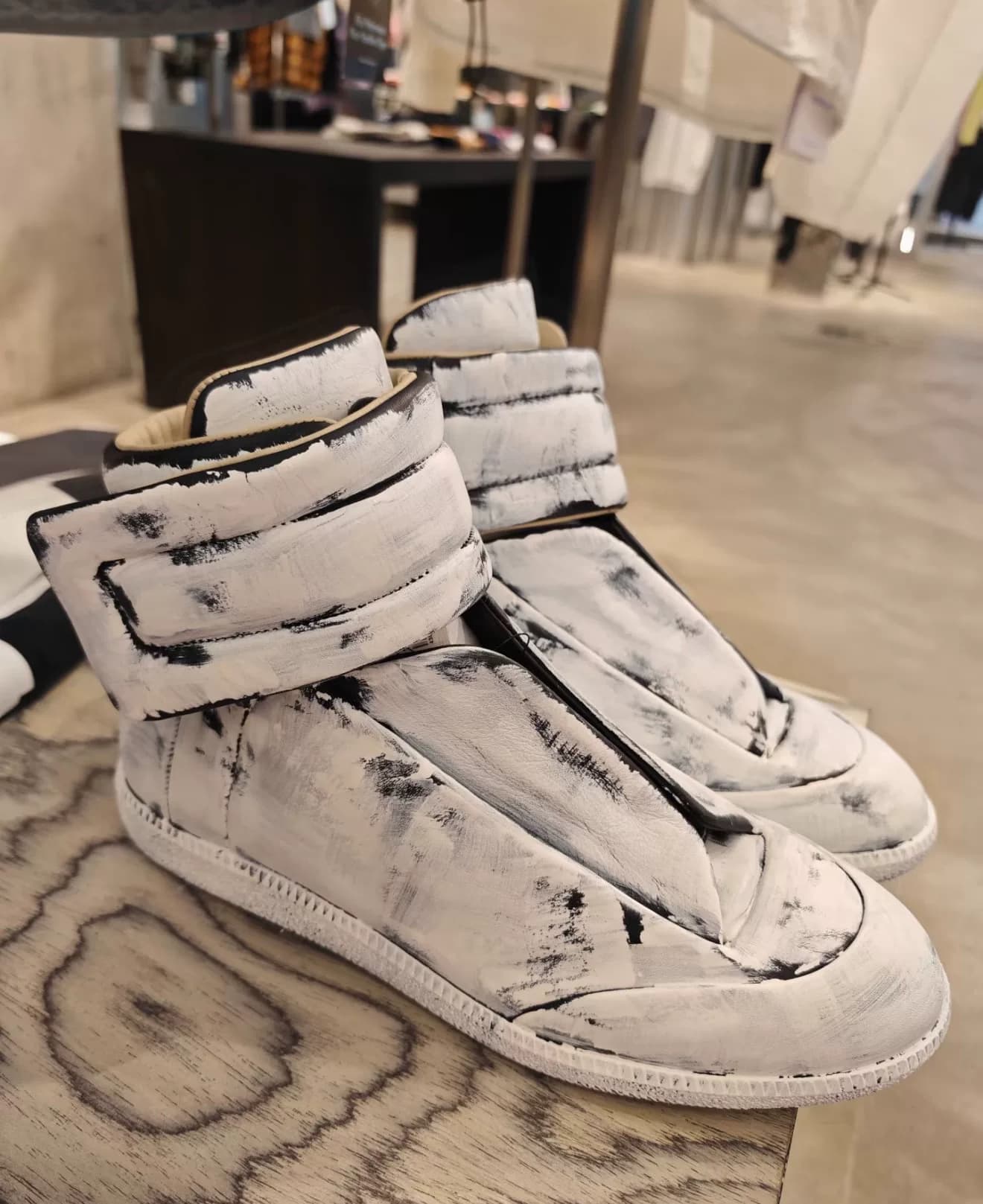 Процесс будущей покраски дома Margiela