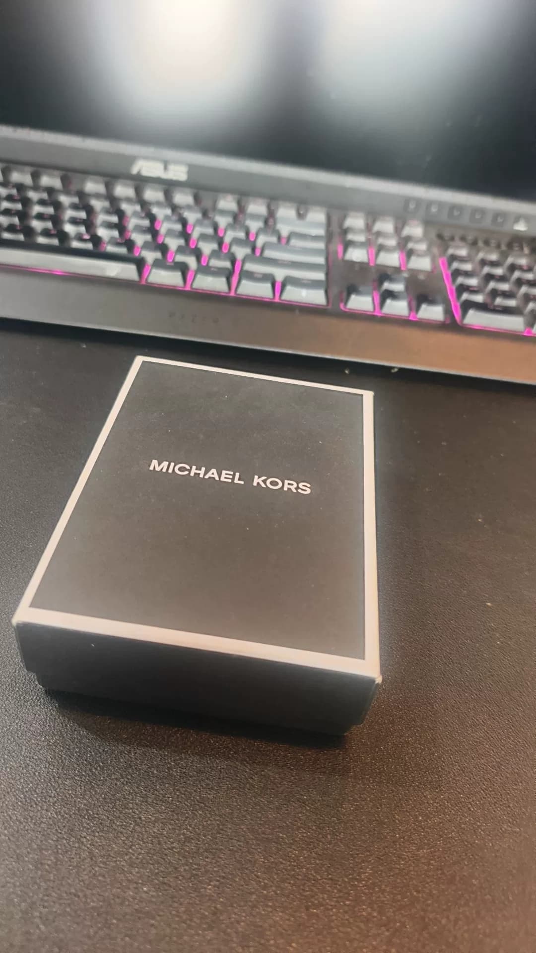 Короткий кошелек MICHAEL KORS из оливково-зеленой воловьей кожи,