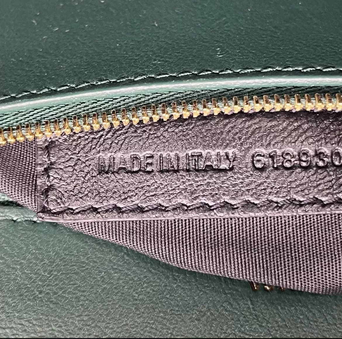 Почти новая сумка Balenciaga с крокодиловым узором, зеленая, куплена в магазине, гарантия подлинности, очень хорошо сохранилась