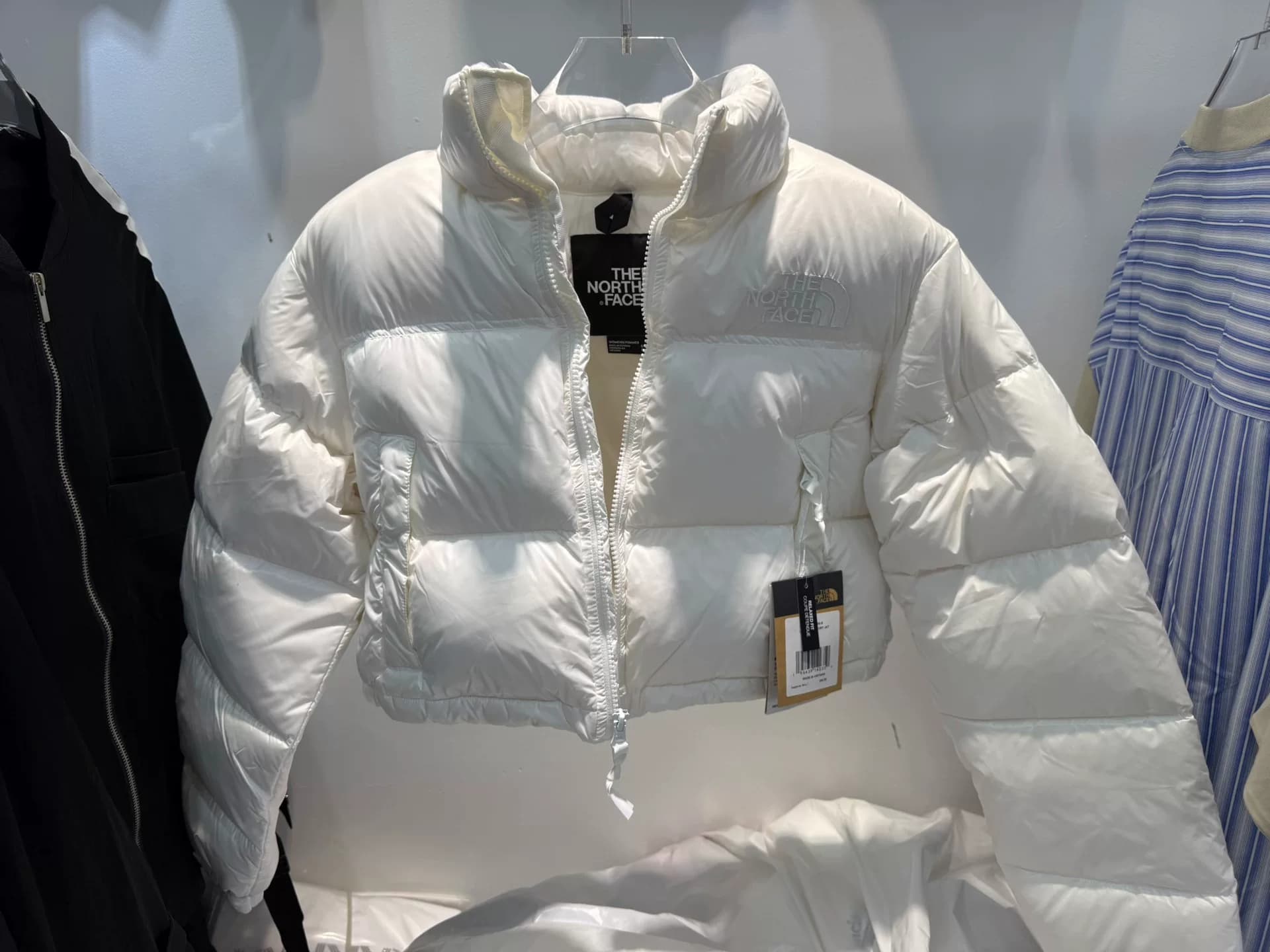 Пуховик TheNorthFace с коротким воротником-стойкой молочно-белого цвета и высокой талией bread suit display