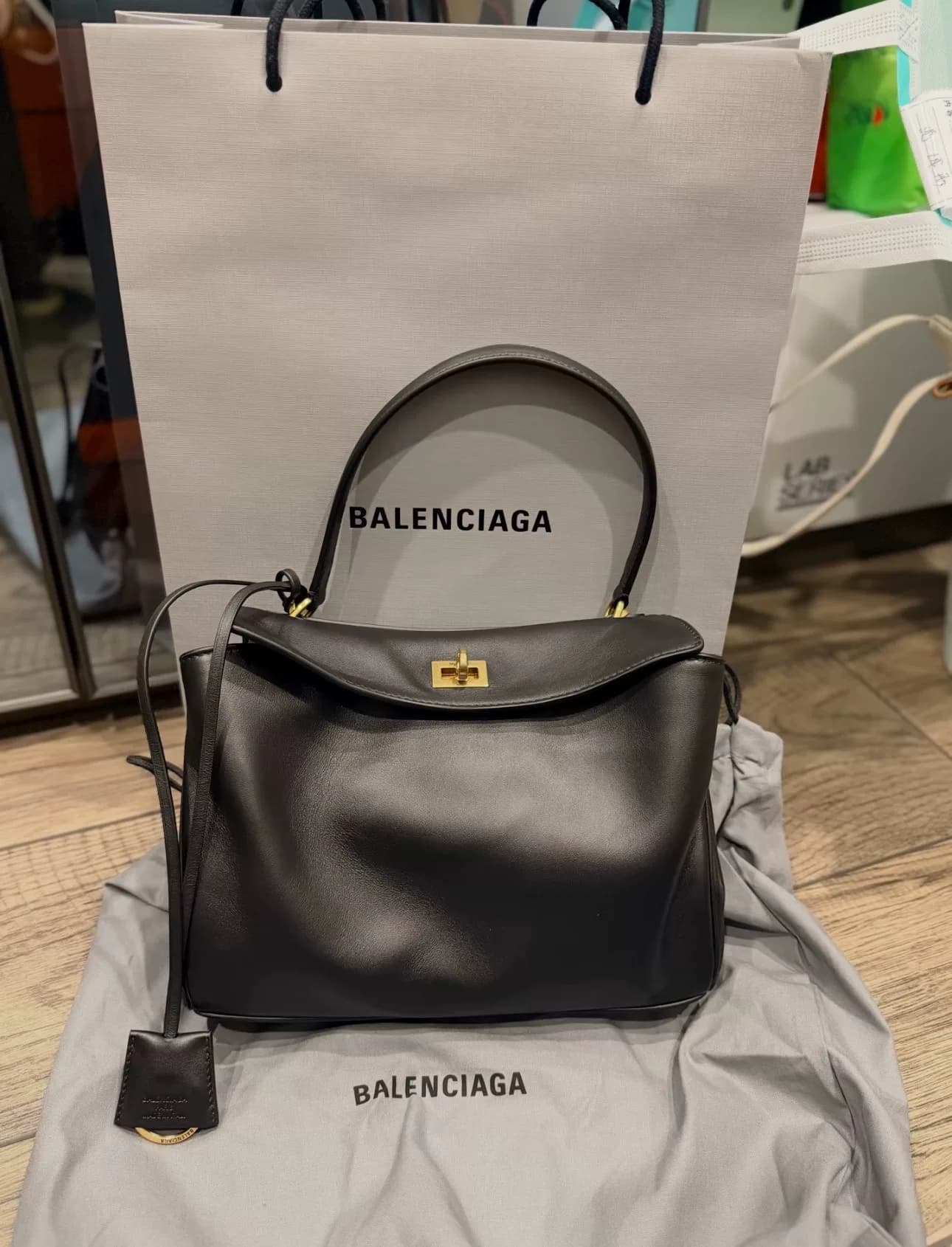 Купите или обменяйте на более дорогую модель Balenciaga rodeo trumpet!Купил в 2k6, убедитесь в качестве сами,