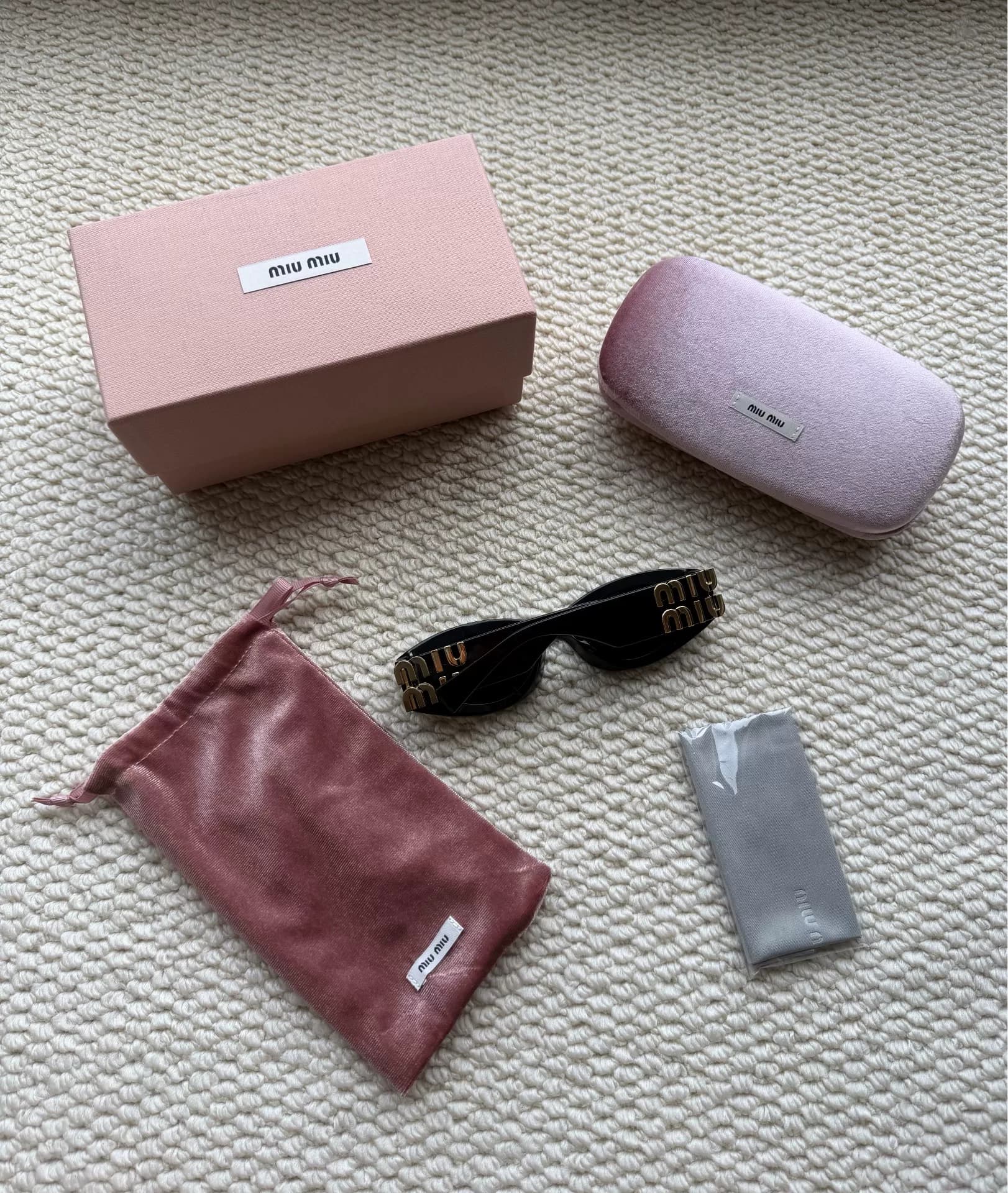 miu miu Miu Miu SMU11W черная классическая буква l
