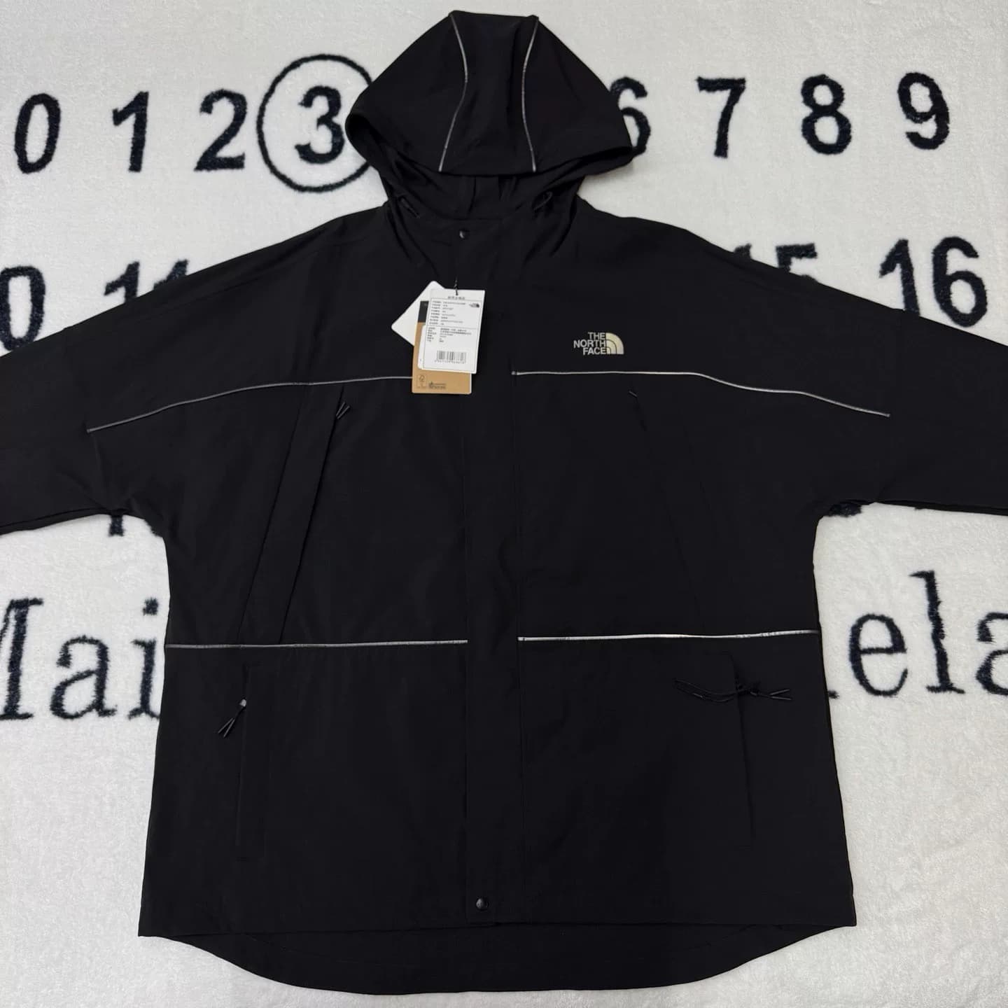 Черная куртка с капюшоном TNF North