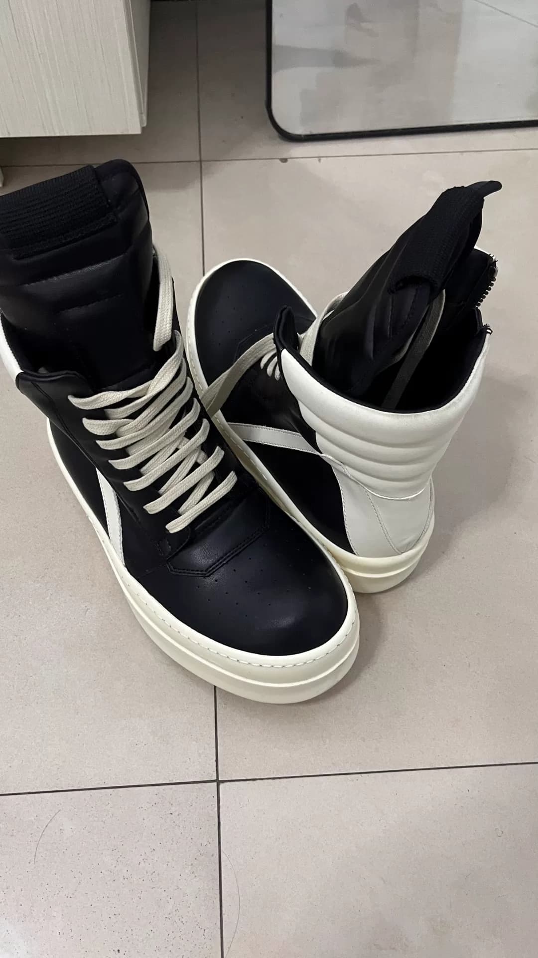 Высокие туфли на толстой подошве с перевернутым треугольником от Rick Owens черно-белого цвета в тон 40-му размеру