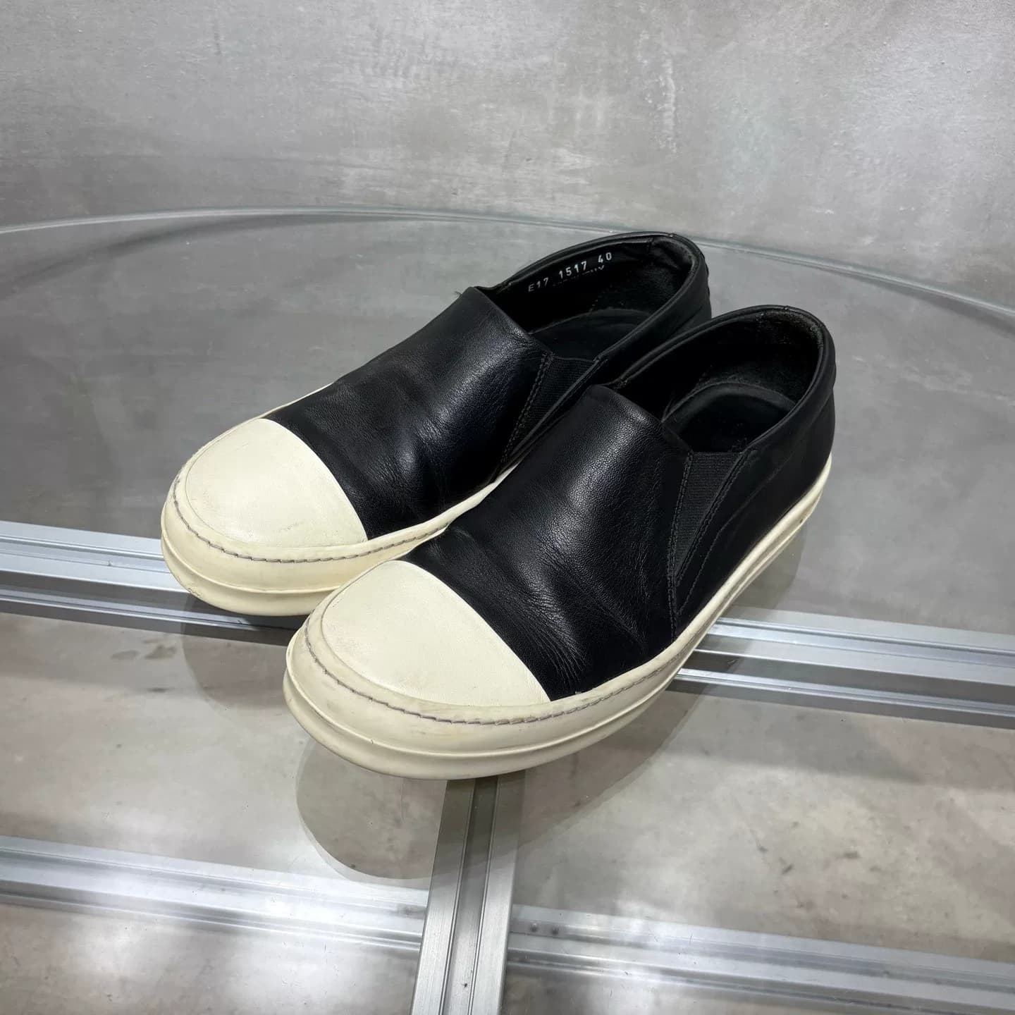 Черно-белые педальные туфли из воловьей кожи основной линии Rick Owens