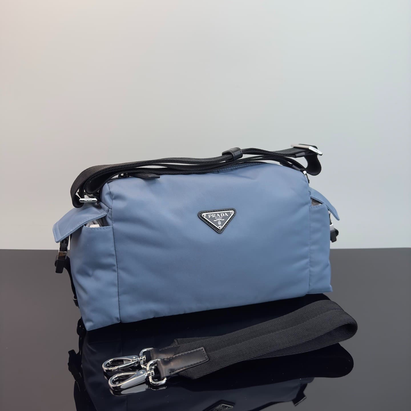 Модель с NFC-чипом Prada Explore Re-Nylon на одно плечо