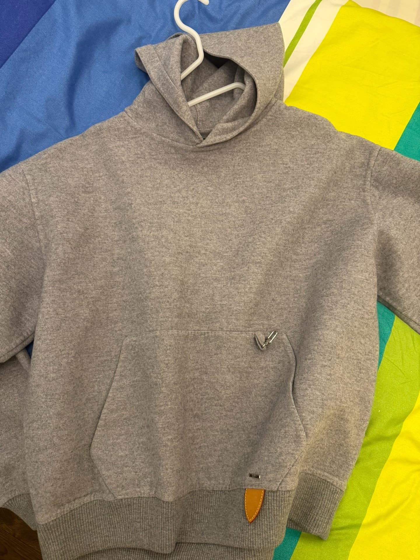 Бирка, прикрепленная к свитеру Lv cashmere blended heavy hoodie с капюшоном, не используется.
