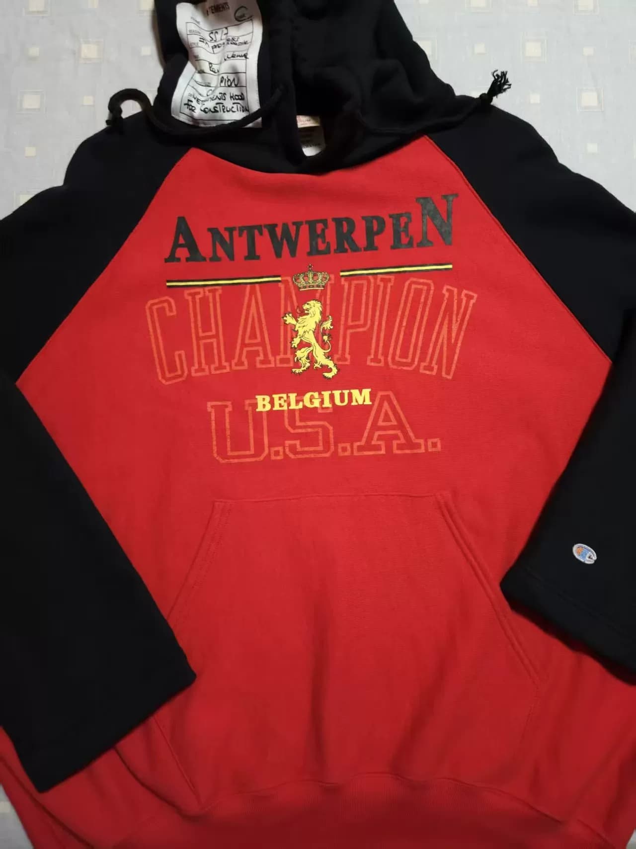 Кобрендовый свитер VETEMENTS x Champion, сочетающий черный и красный цвета,