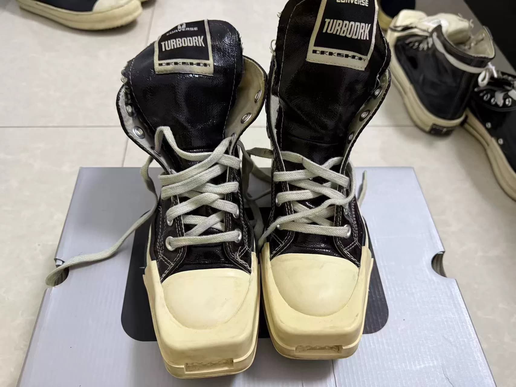 Натуральная кобрендовая черная лакированная кожа rickowens converse с квадратной головкой 3