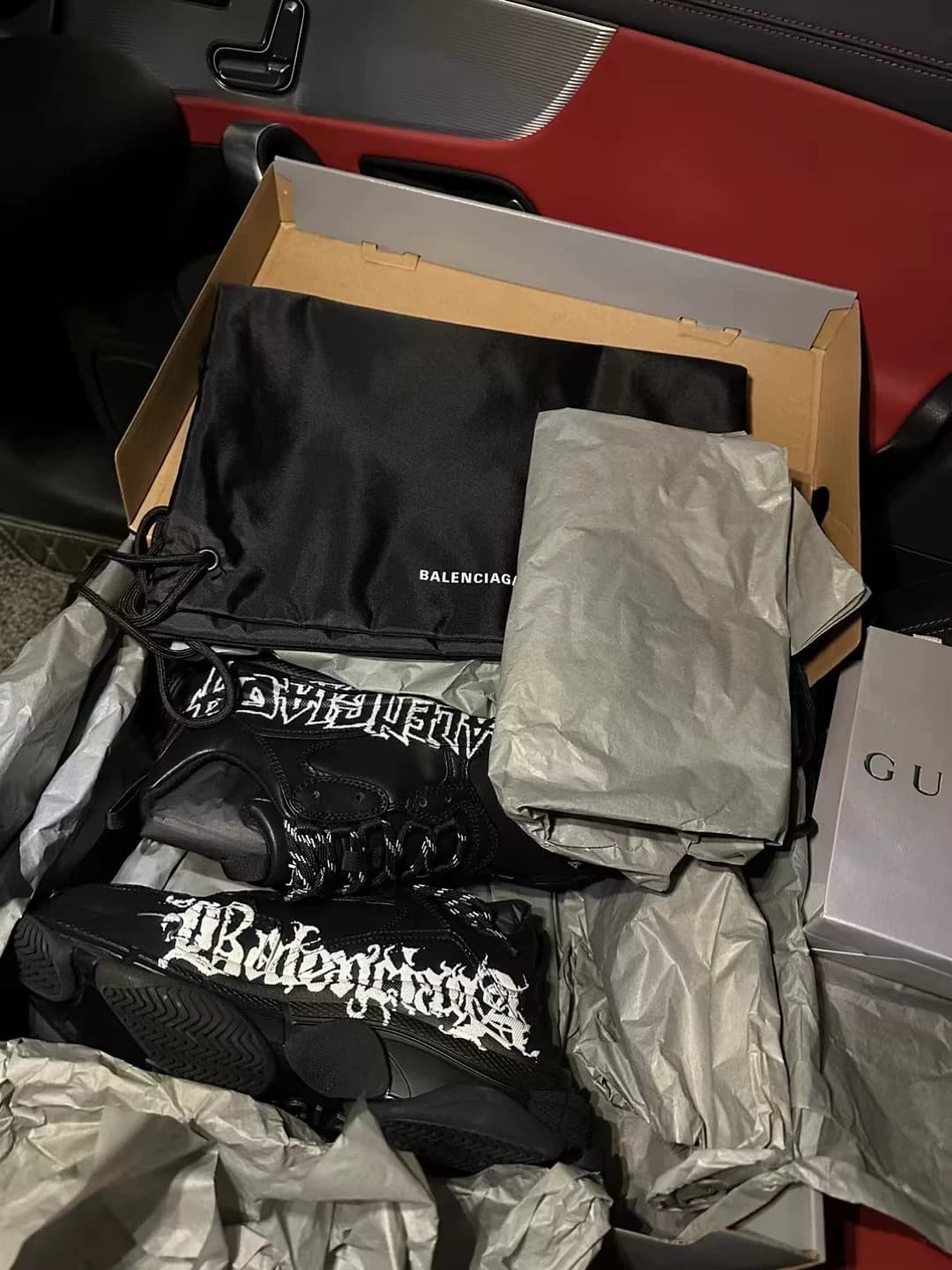 Обувь Balenciaga действительно дешевая и продается уже 24 года. Коробка для обуви, купленная на кассе за 9 700 долларов, - это запасная сумка для обу…