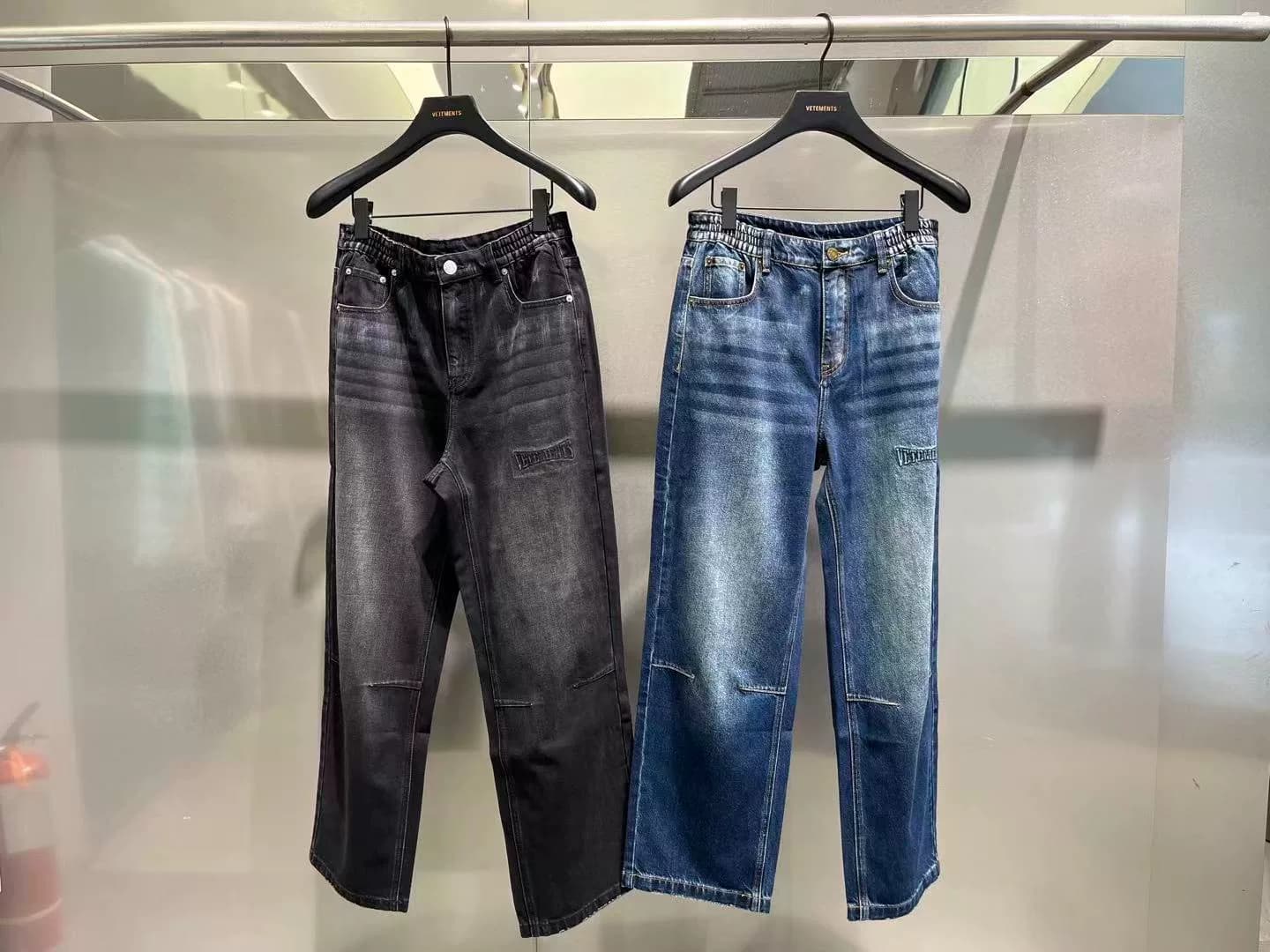 Джинсовые брюки VETEMENTS, совершенно новые, с биркой, подлинные, продаются на прилавке.34566