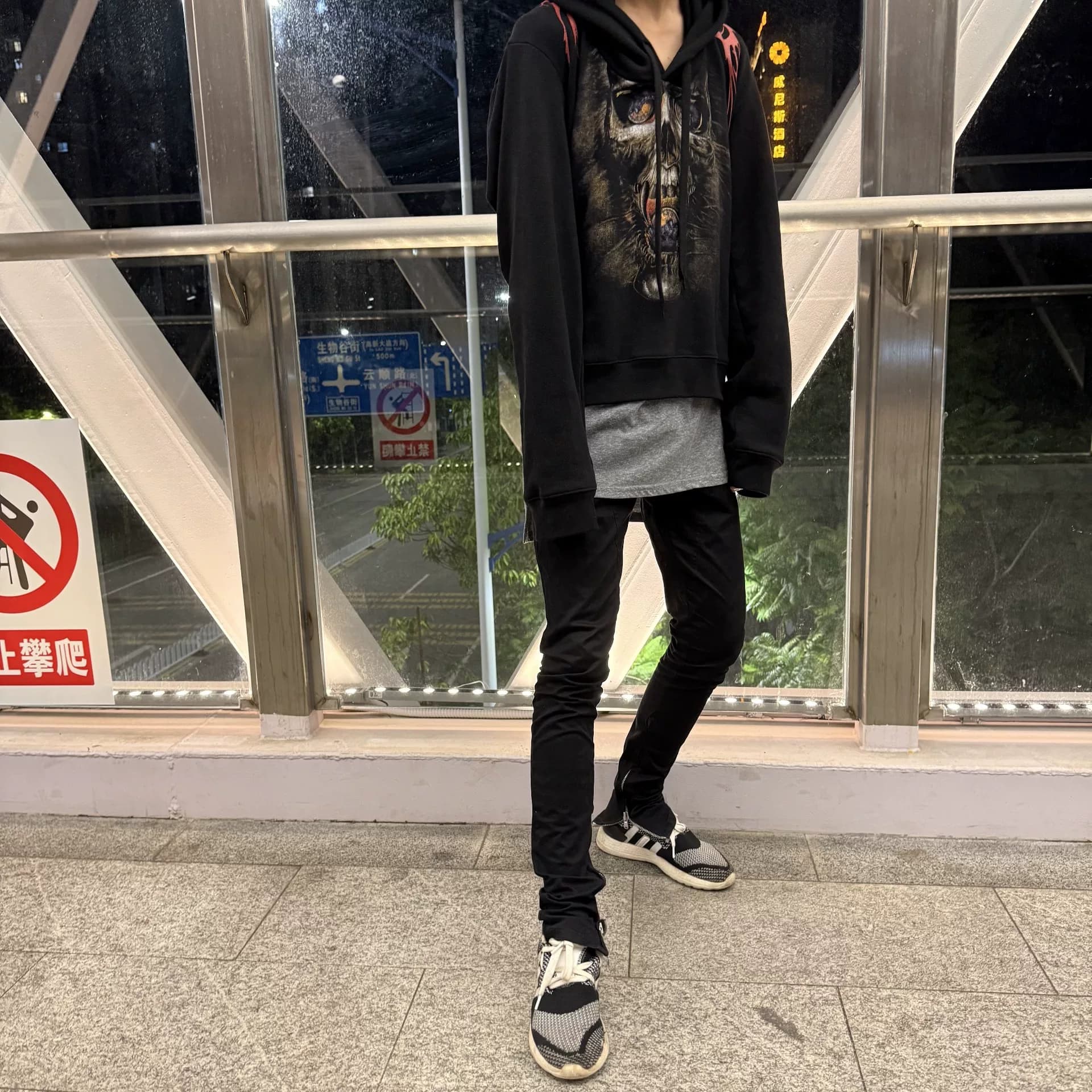 Свитер VETEMENTS grimace, черный, размер M, спереди на плечах принт в виде гримасы