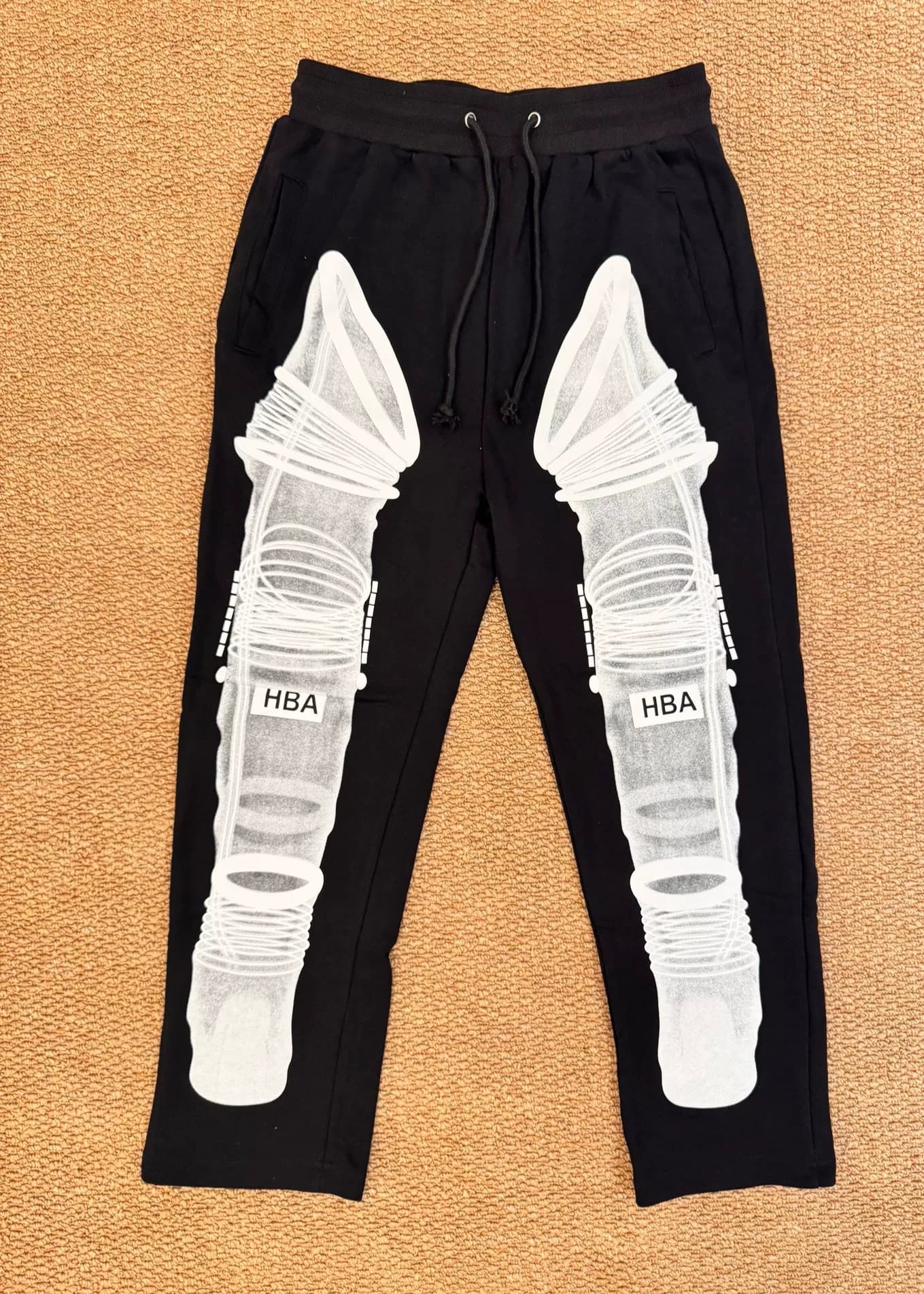 КАПЮШОН HBA ОТ AIR bone с перспективным черным принтом