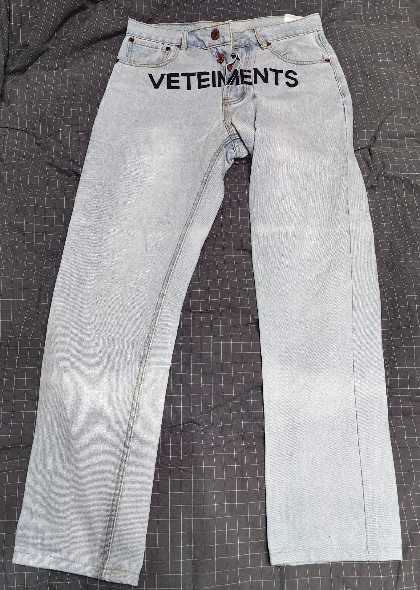 Мужские джинсы с буквенной вышивкой VETEMENTS, светло-голубые, постиранные, свободного кроя