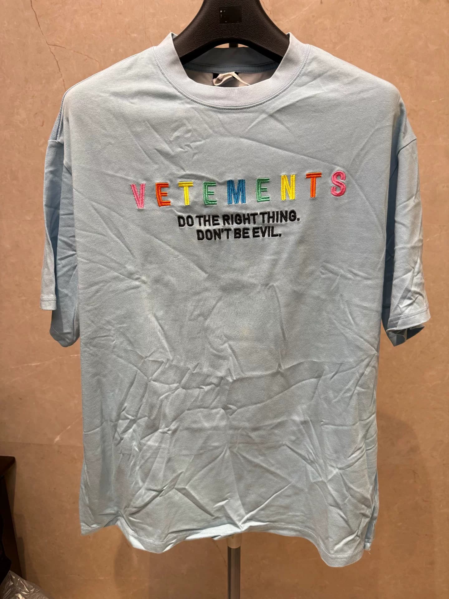 Милая футболка с короткими рукавами в виде радужного единорога от VETEMENTS, синяя, с цветной надписью спереди