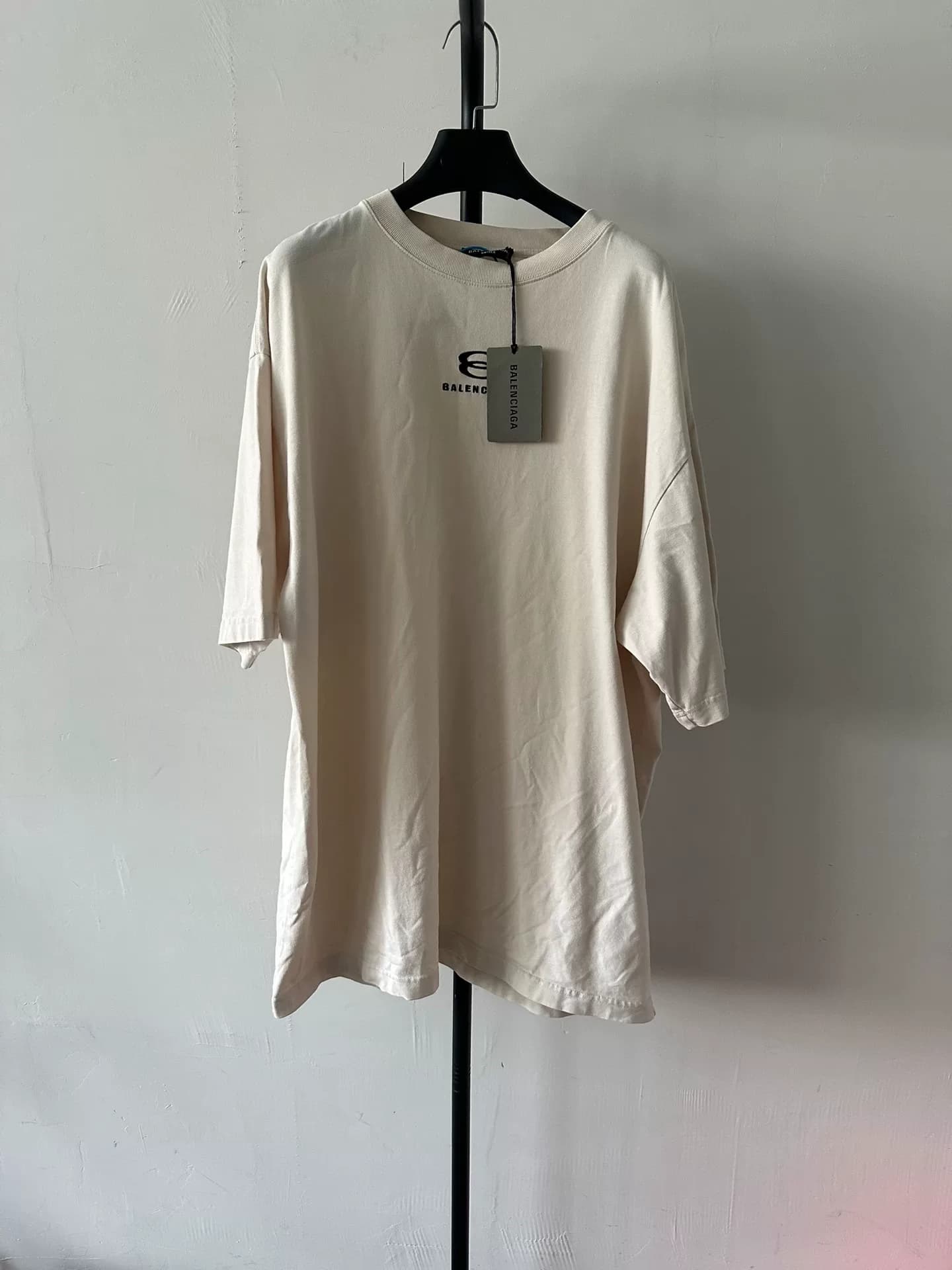 Balenciaga Баленсиага, однотонная футболка с буквенным принтом, круглый вырез, короткие рукава, широкий