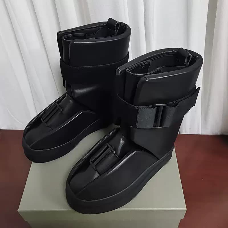 Осенне-зимние подиумные модели RickOwens 23fw с низким вырезом и гипюровыми ботинками