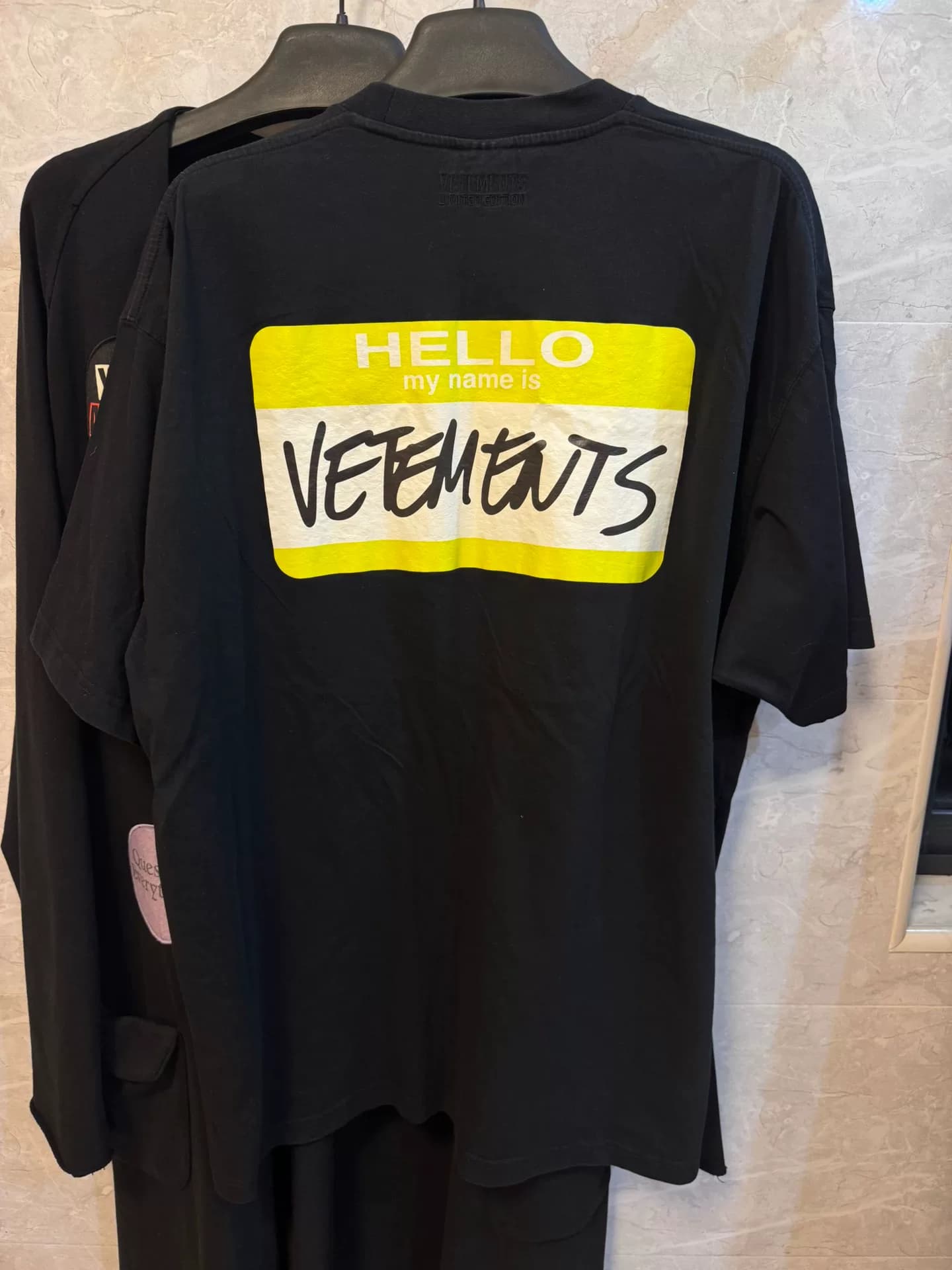 Фирменная черная футболка VETEMENTS с коротким рукавом, размер S