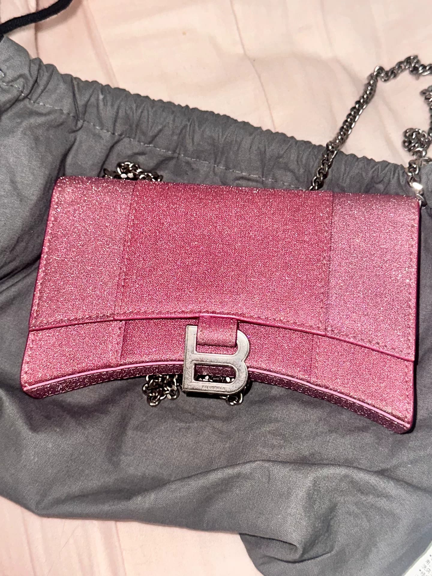 Блестящая сумка Balenciaga очень маленькая