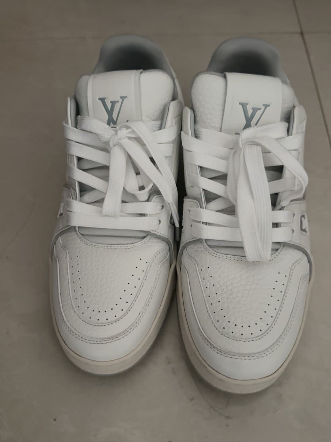 Оригинальные кроссовки LV Trainer white cement, логотип 54, классическая белая цветовая гамма,
